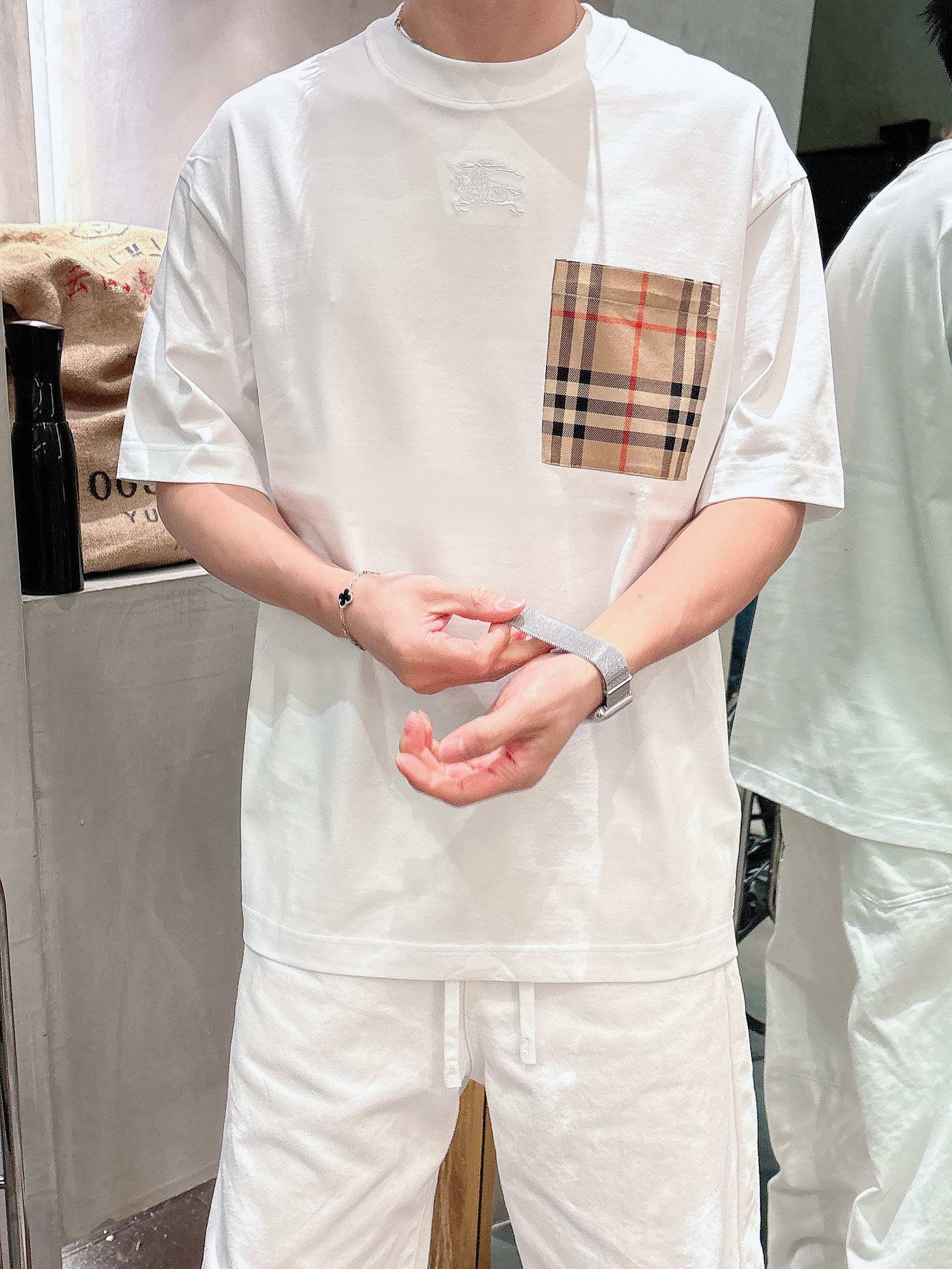 【 巴宝莉 2026春夏 · 高阶定制T恤】🔹 核心面料：秘鲁进口匹马棉 × 顶级丝光工艺🔹 核心体感：