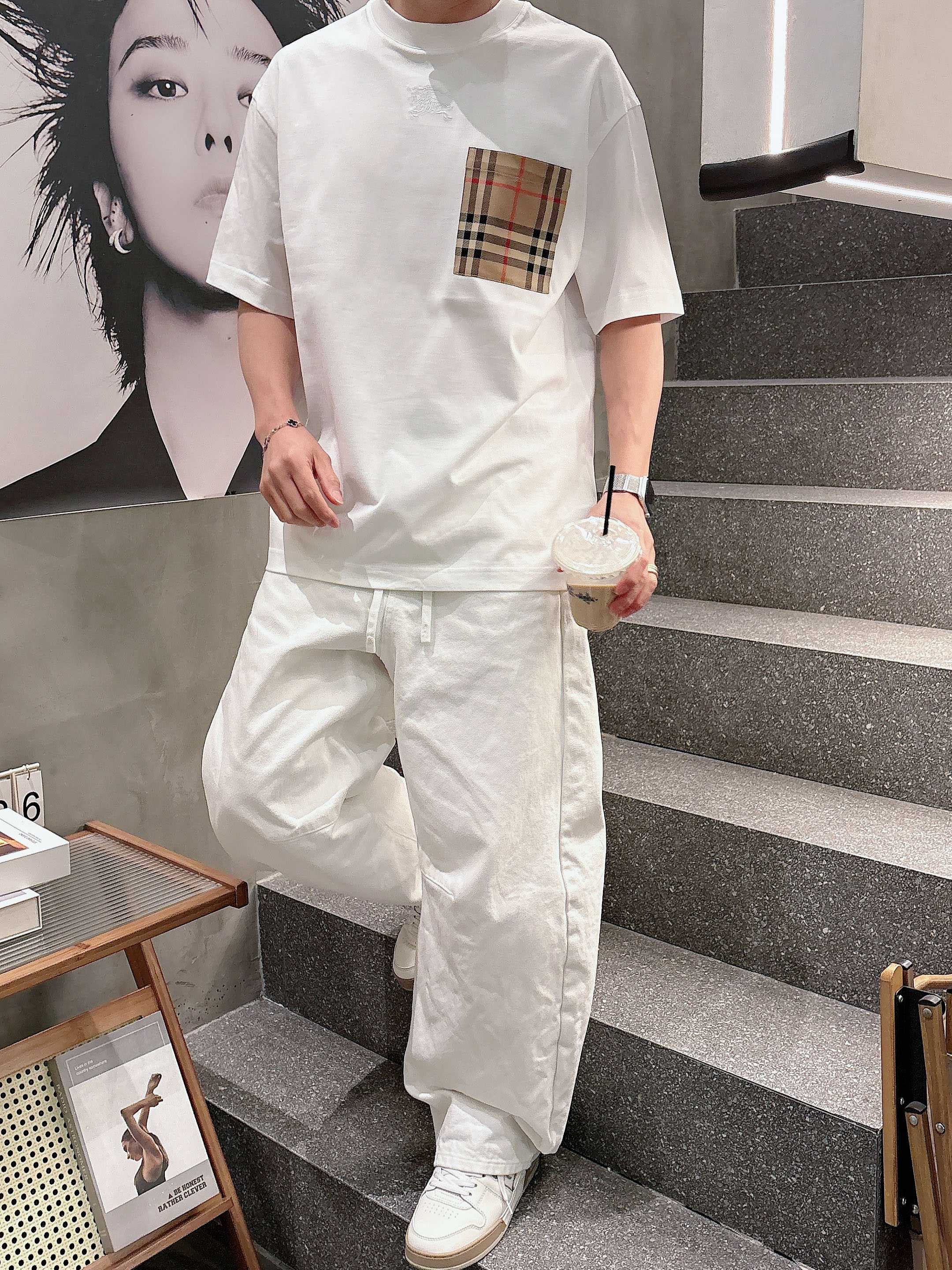 【 巴宝莉 2026春夏 · 高阶定制T恤】🔹 核心面料：秘鲁进口匹马棉 × 顶级丝光工艺🔹 核心体感：