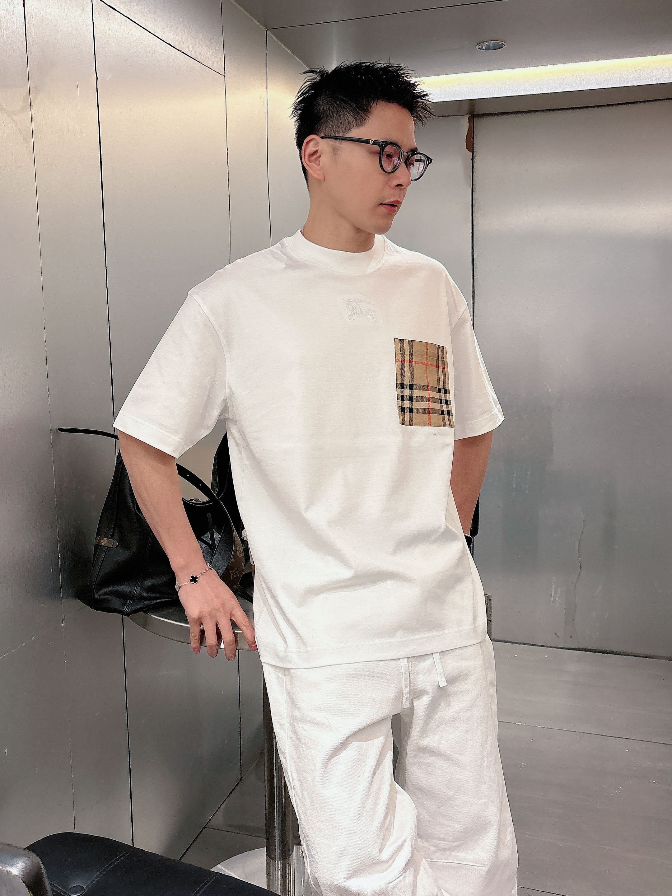 【 巴宝莉 2026春夏 · 高阶定制T恤】🔹 核心面料：秘鲁进口匹马棉 × 顶级丝光工艺🔹 核心体感：