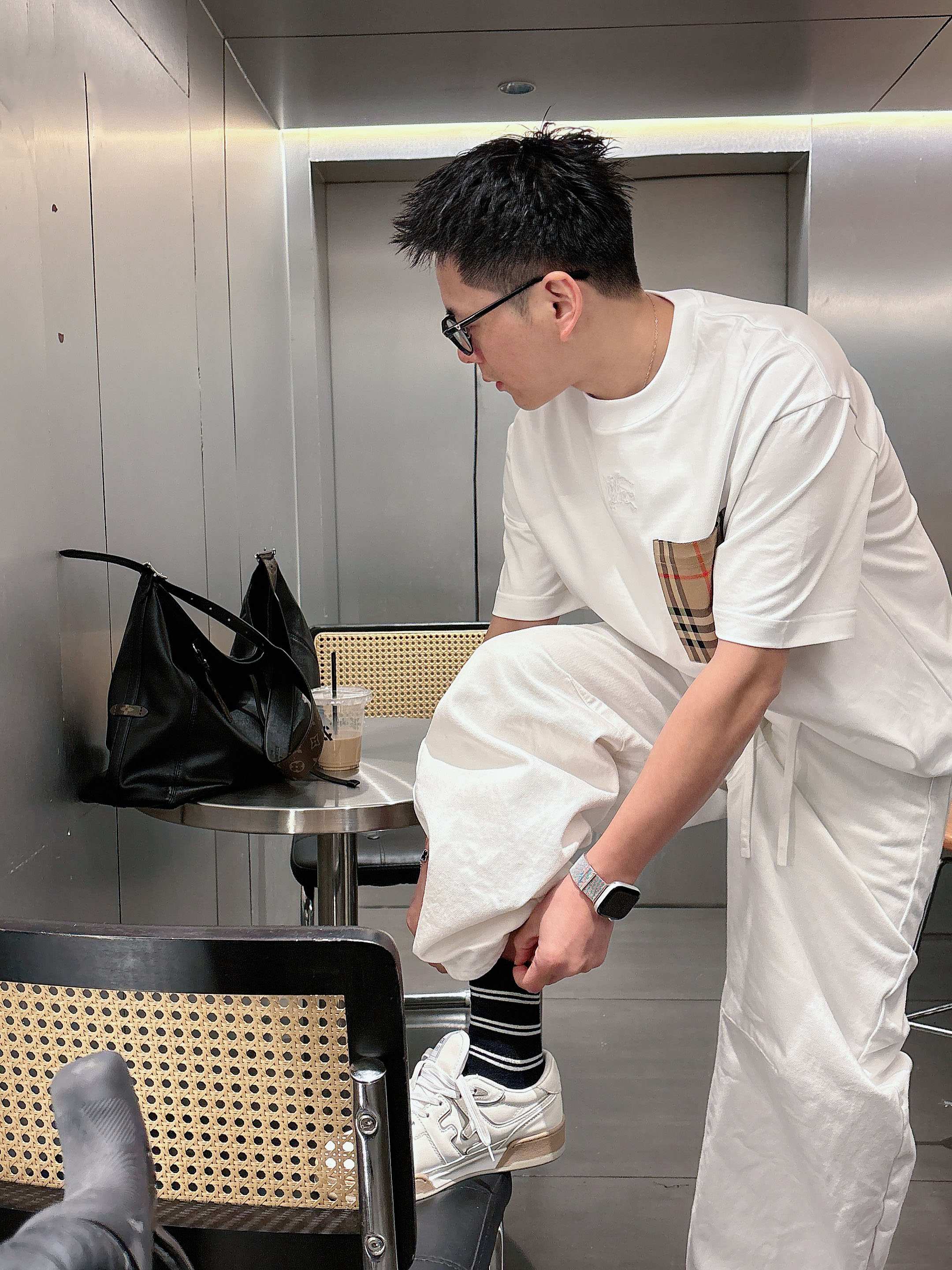 【 巴宝莉 2026春夏 · 高阶定制T恤】🔹 核心面料：秘鲁进口匹马棉 × 顶级丝光工艺🔹 核心体感：