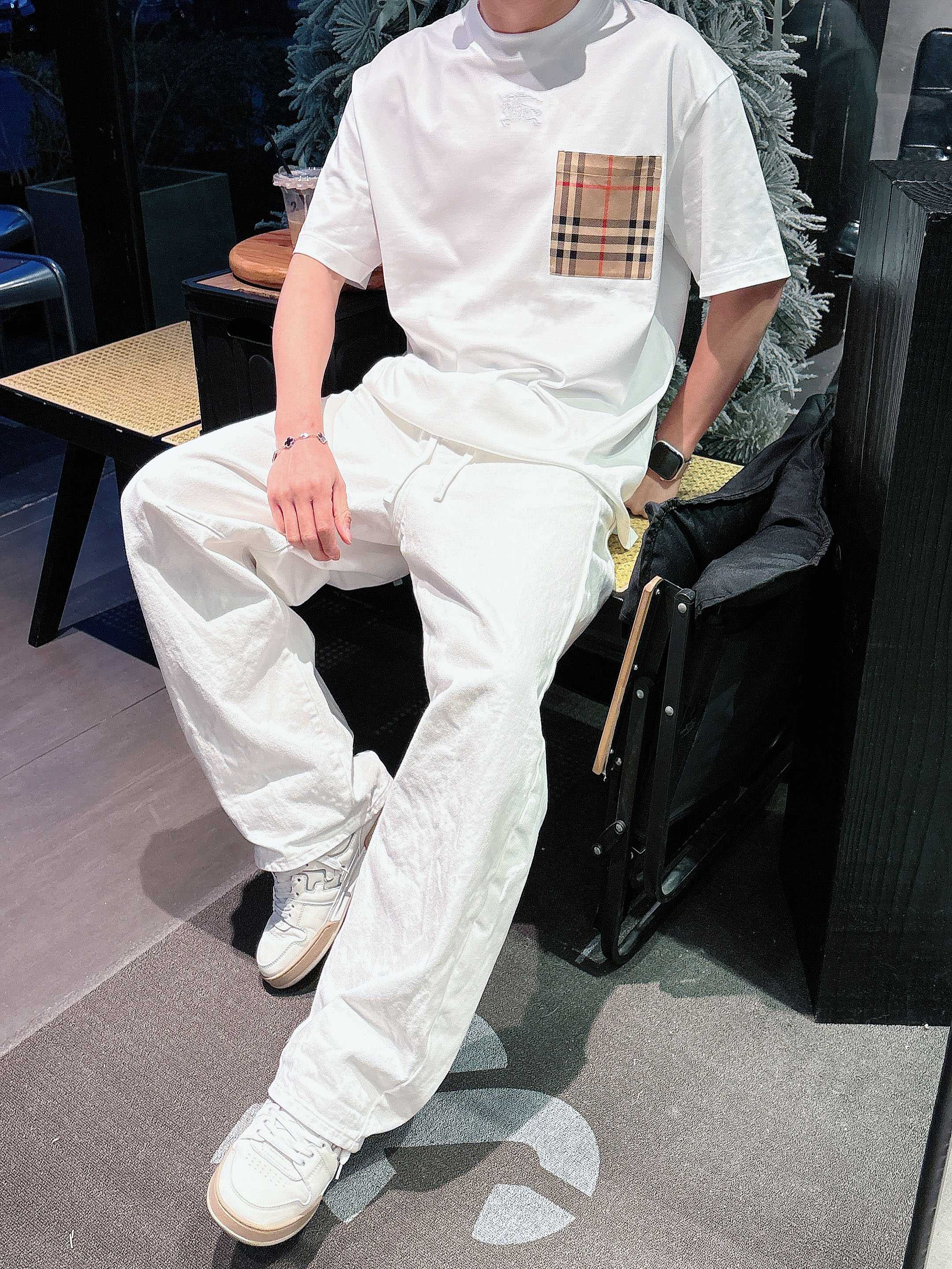 【 巴宝莉 2026春夏 · 高阶定制T恤】🔹 核心面料：秘鲁进口匹马棉 × 顶级丝光工艺🔹 核心体感：