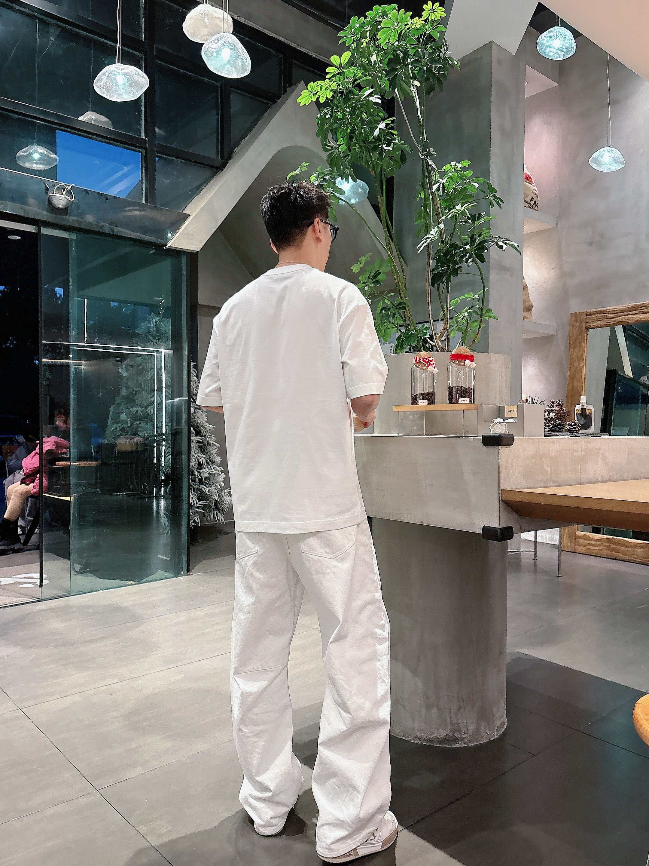 【 巴宝莉 2026春夏 · 高阶定制T恤】🔹 核心面料：秘鲁进口匹马棉 × 顶级丝光工艺🔹 核心体感：