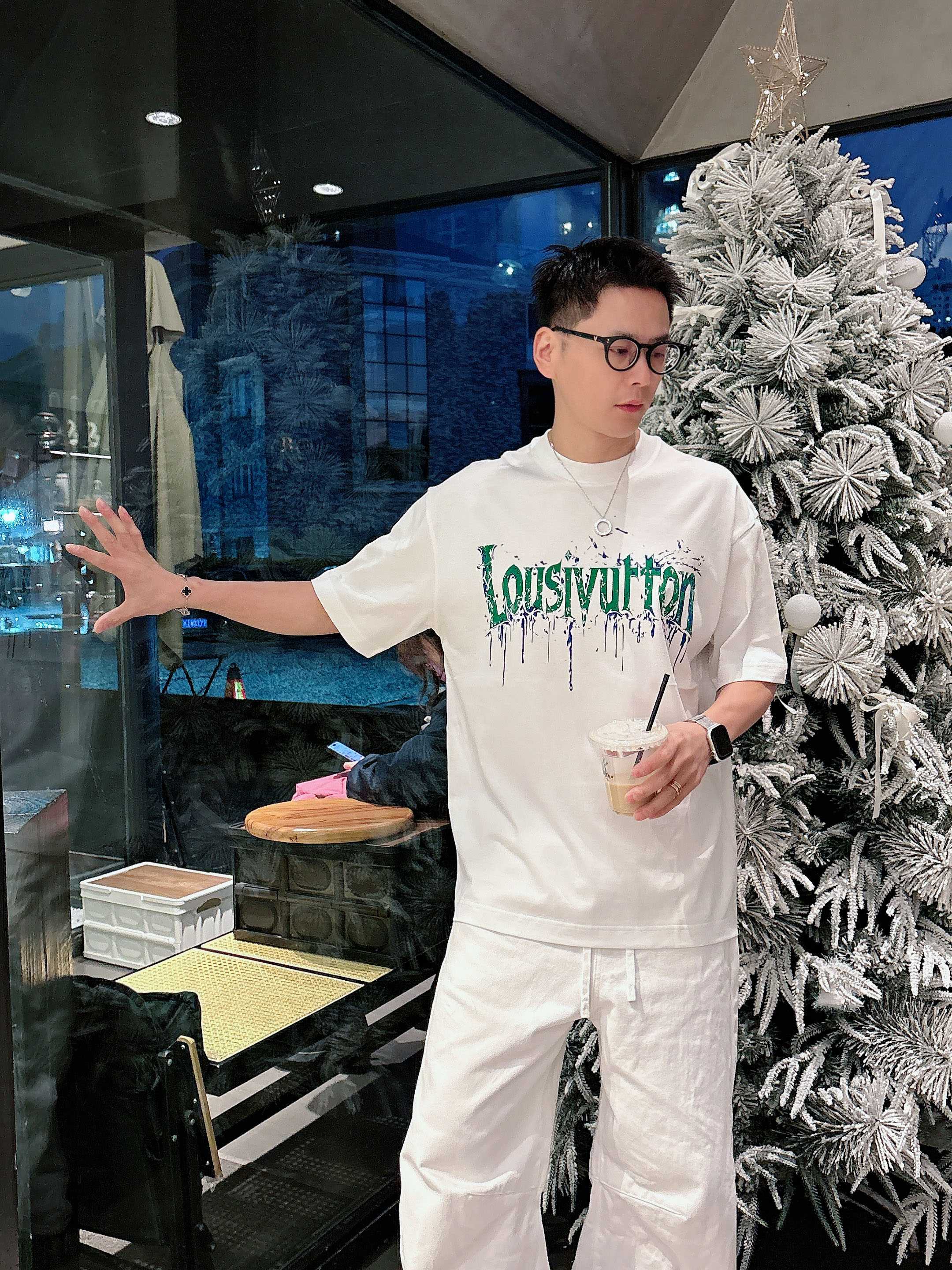 【 LV 2026春夏 · 高阶定制T恤】🔹 核心面料：秘鲁进口匹马棉 × 顶级丝光工艺🔹 核心体感：蚕