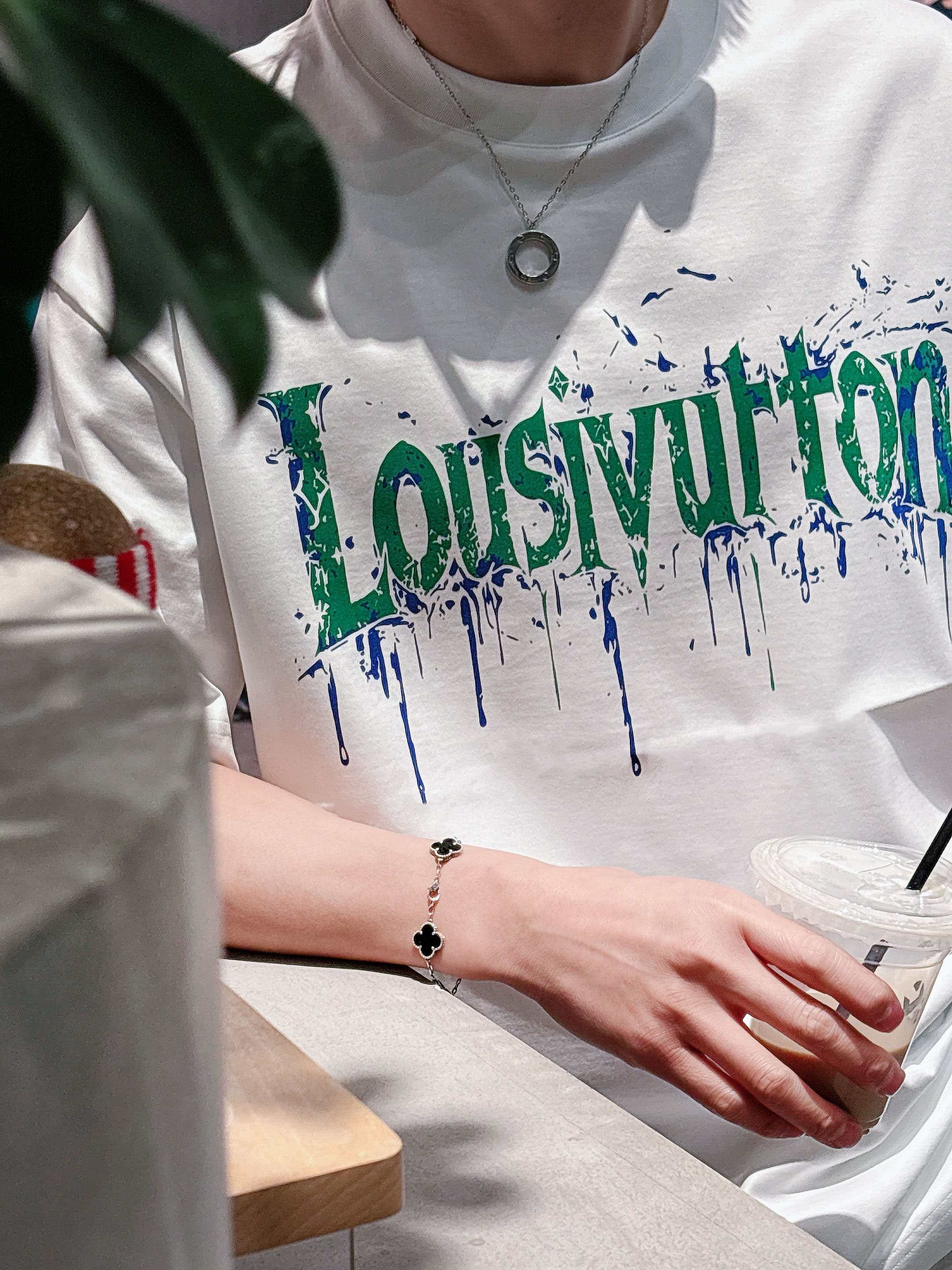 【 LV 2026春夏 · 高阶定制T恤】🔹 核心面料：秘鲁进口匹马棉 × 顶级丝光工艺🔹 核心体感：蚕