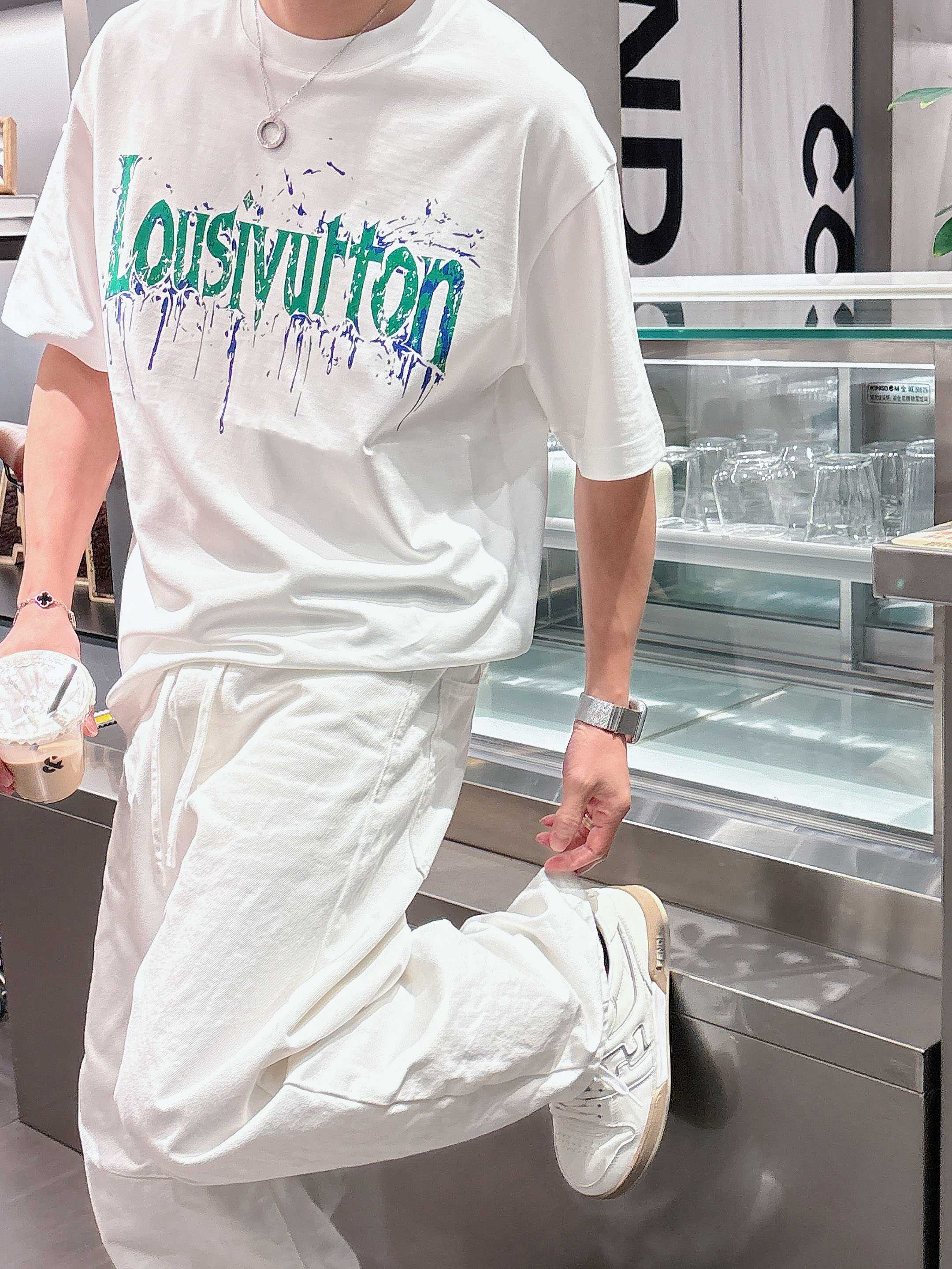 【 LV 2026春夏 · 高阶定制T恤】🔹 核心面料：秘鲁进口匹马棉 × 顶级丝光工艺🔹 核心体感：蚕