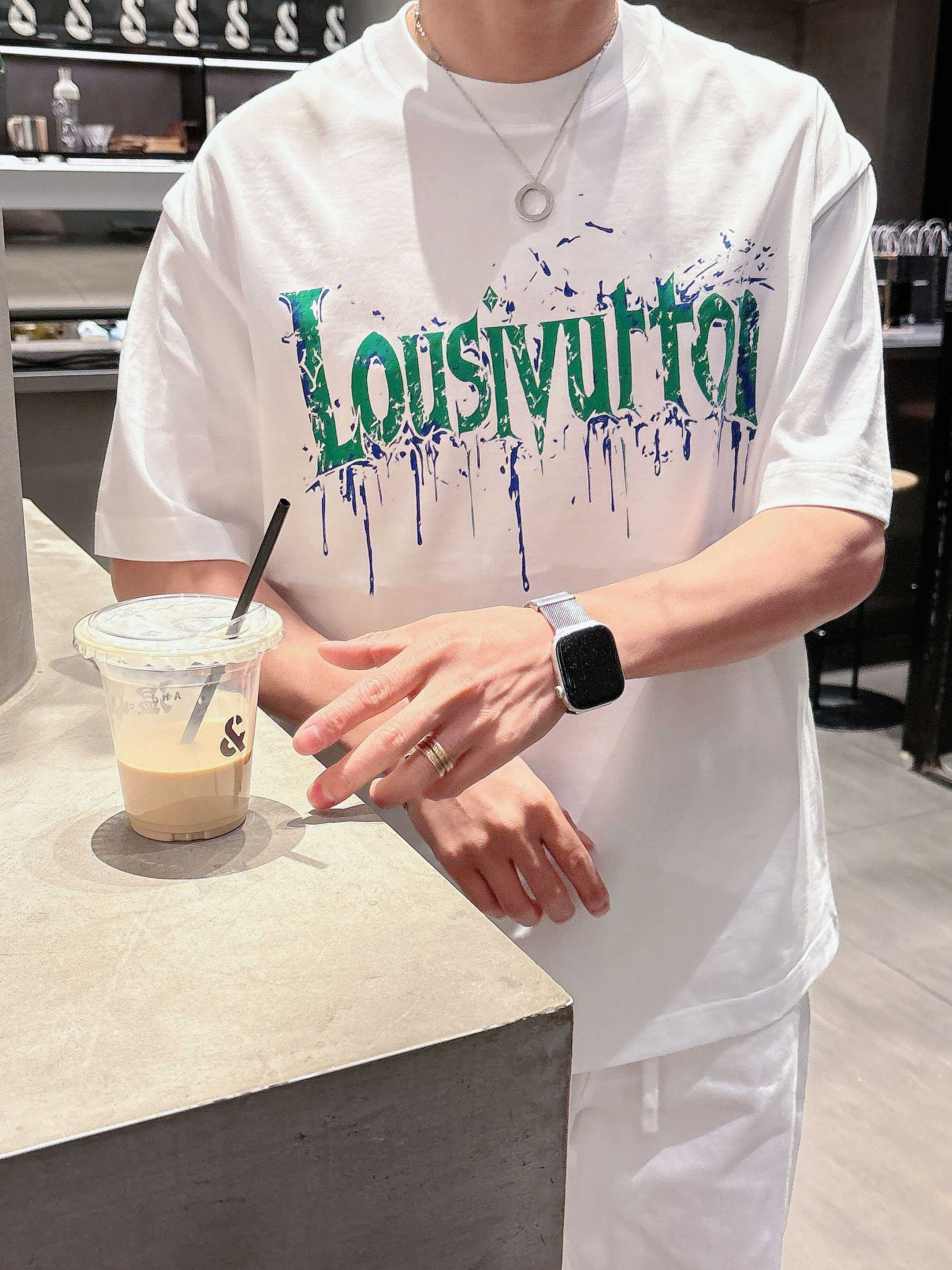 【 LV 2026春夏 · 高阶定制T恤】🔹 核心面料：秘鲁进口匹马棉 × 顶级丝光工艺🔹 核心体感：蚕