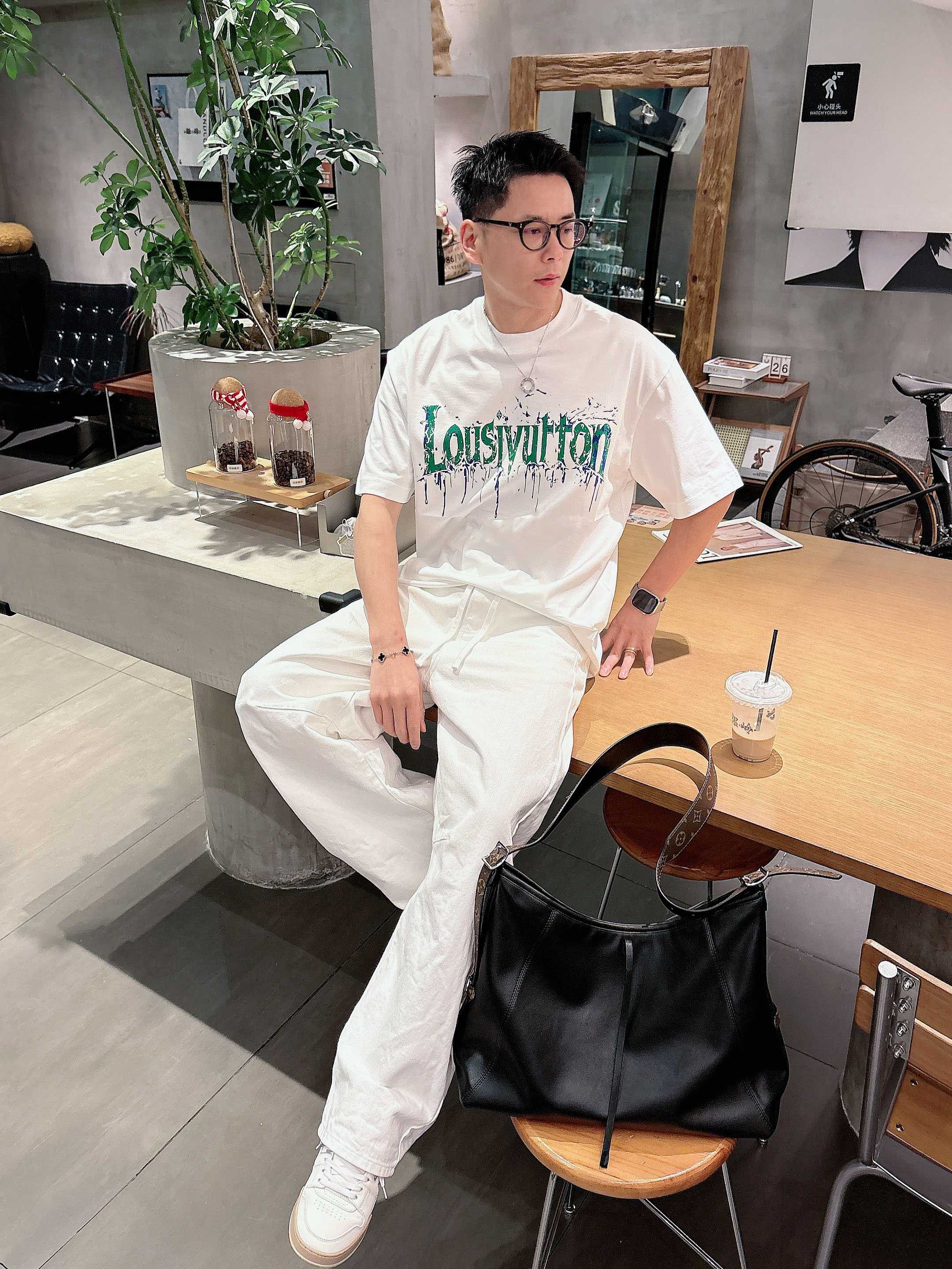 【 LV 2026春夏 · 高阶定制T恤】🔹 核心面料：秘鲁进口匹马棉 × 顶级丝光工艺🔹 核心体感：蚕