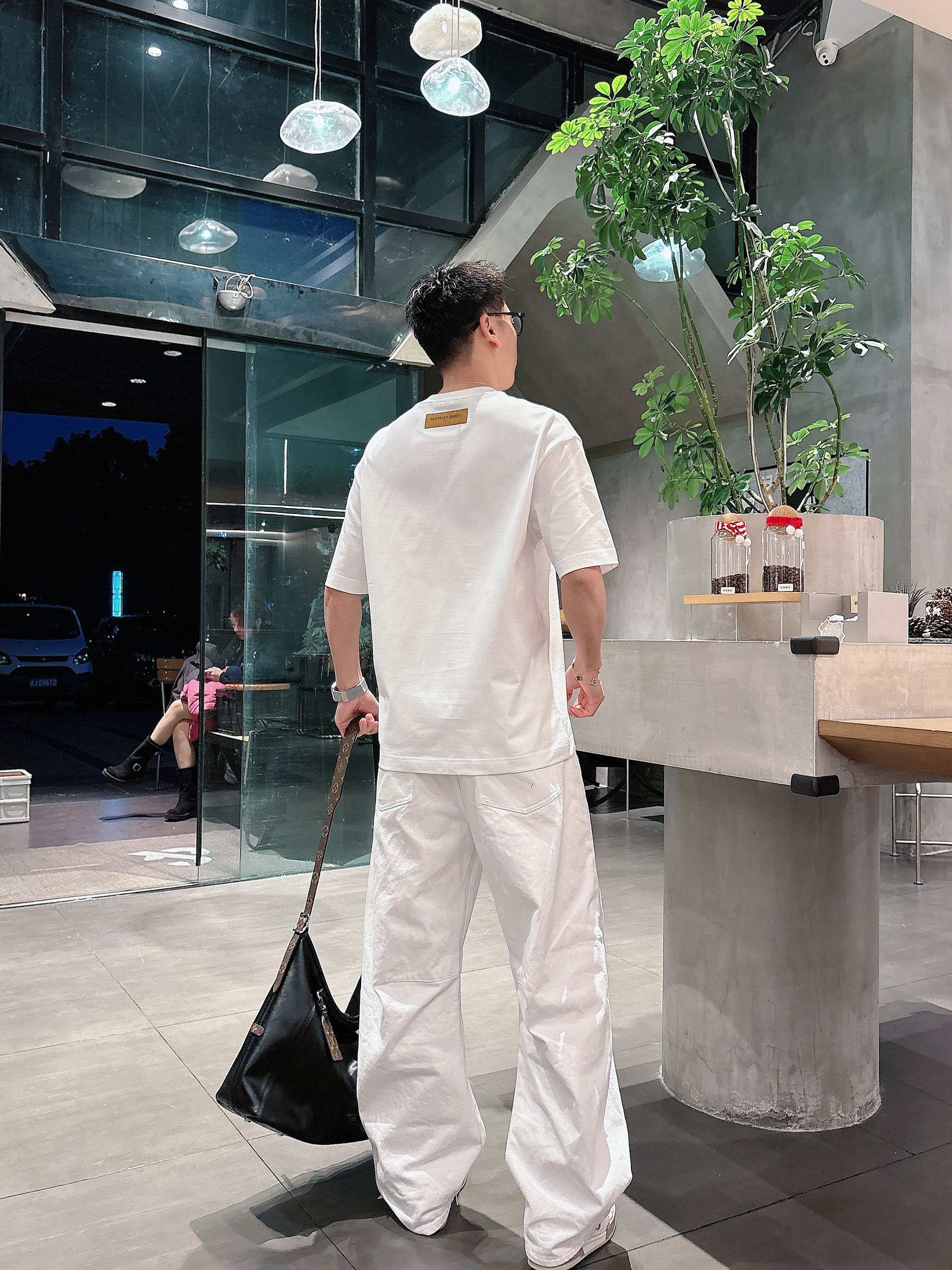 【 LV 2026春夏 · 高阶定制T恤】🔹 核心面料：秘鲁进口匹马棉 × 顶级丝光工艺🔹 核心体感：蚕