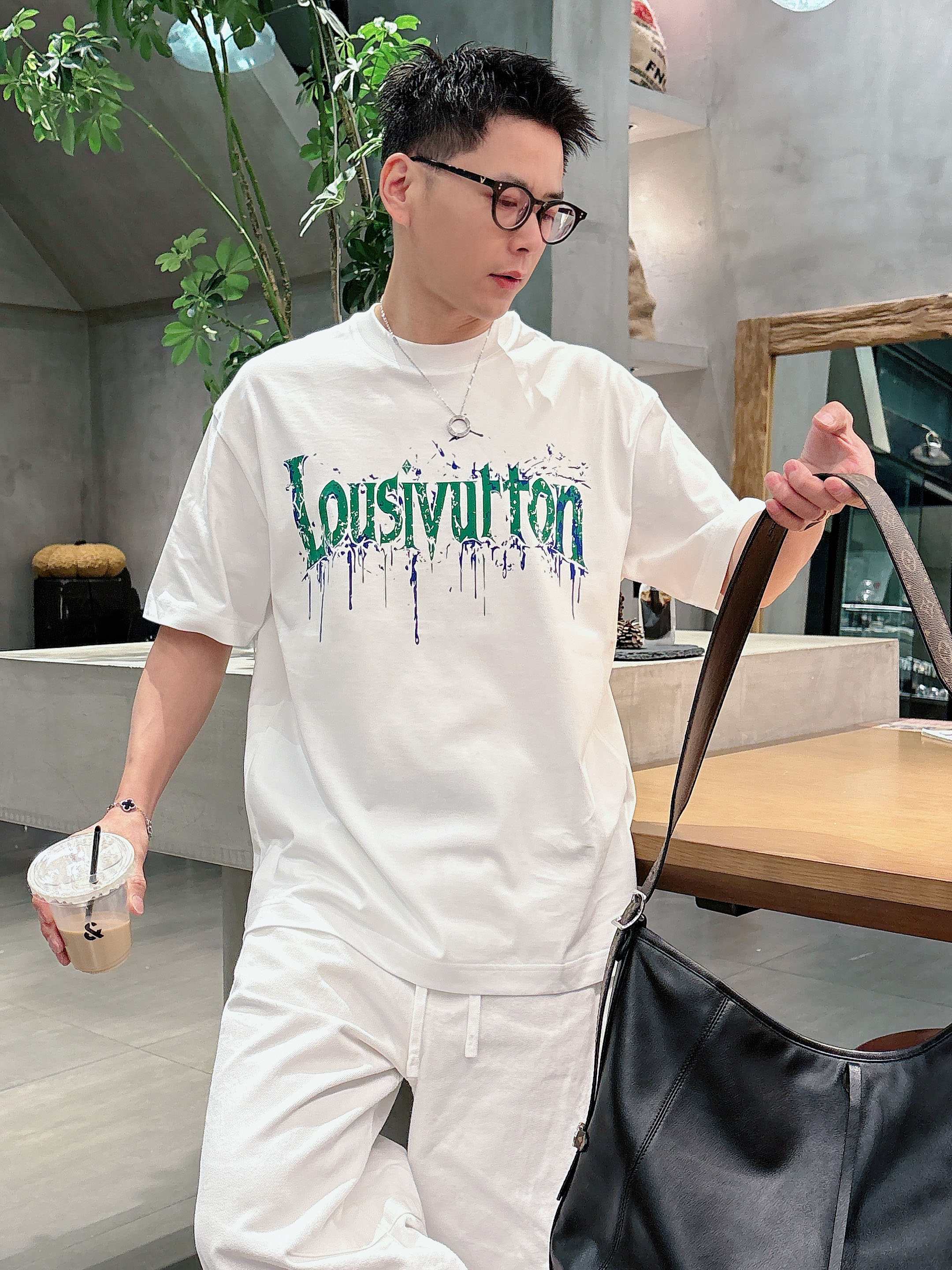 【 LV 2026春夏 · 高阶定制T恤】🔹 核心面料：秘鲁进口匹马棉 × 顶级丝光工艺🔹 核心体感：蚕