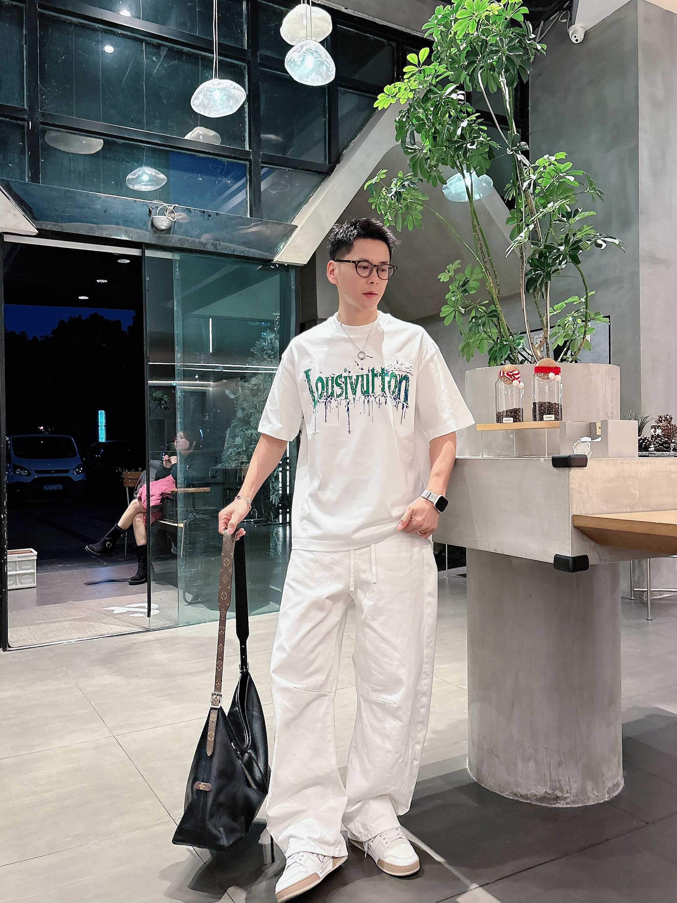 【 LV 2026春夏 · 高阶定制T恤】🔹 核心面料：秘鲁进口匹马棉 × 顶级丝光工艺🔹 核心体感：蚕