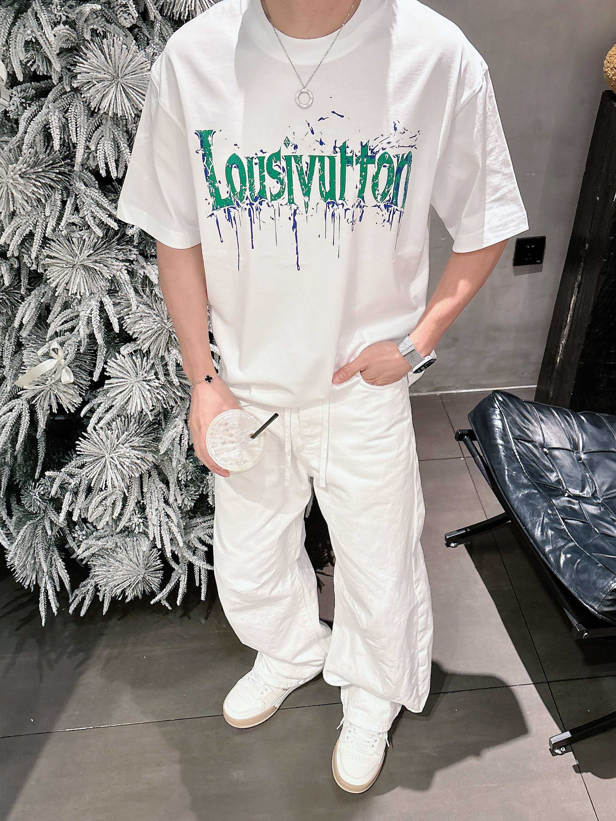 【 LV 2026春夏 · 高阶定制T恤】🔹 核心面料：秘鲁进口匹马棉 × 顶级丝光工艺🔹 核心体感：蚕