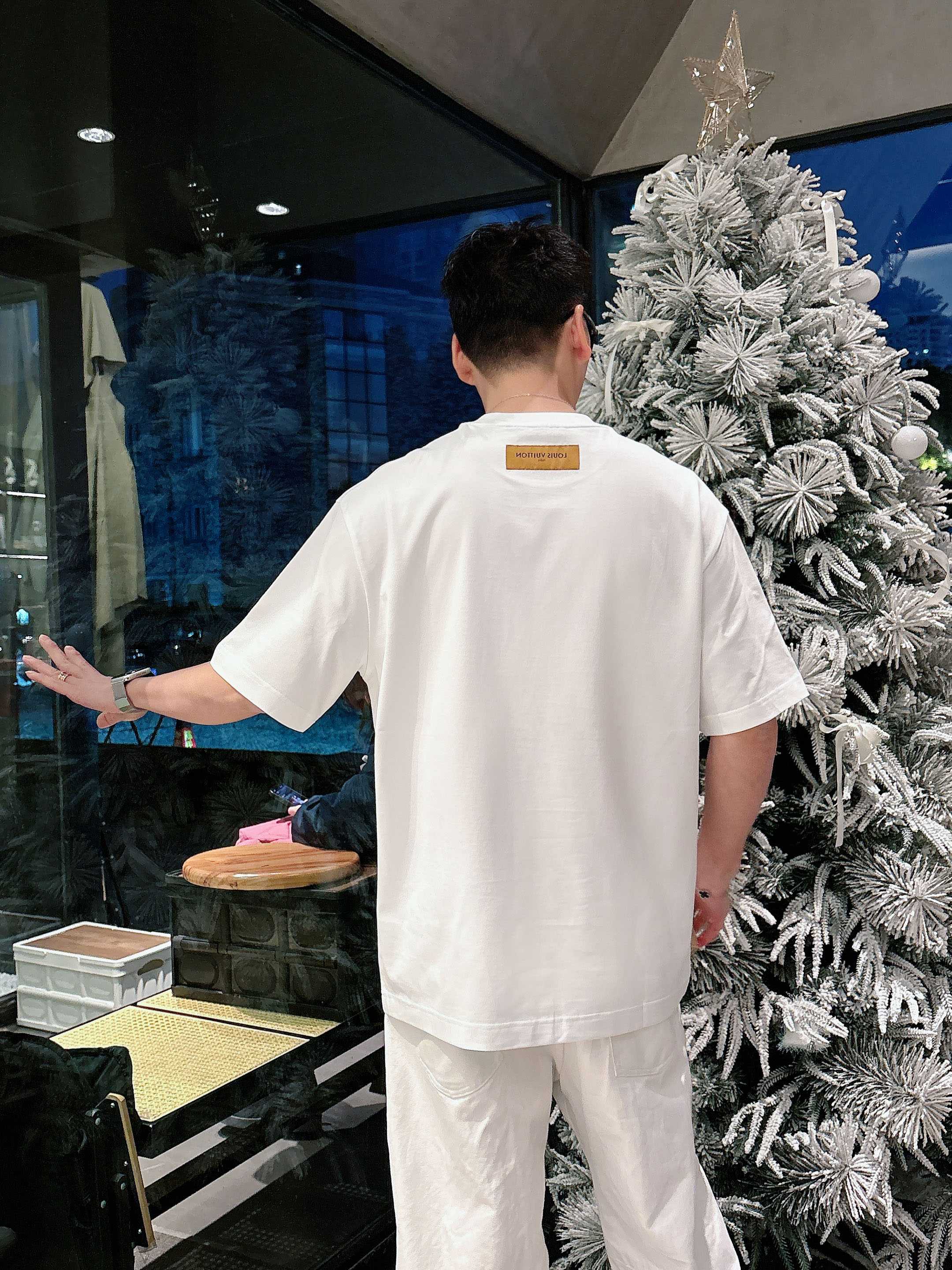 【 LV 2026春夏 · 高阶定制T恤】🔹 核心面料：秘鲁进口匹马棉 × 顶级丝光工艺🔹 核心体感：蚕