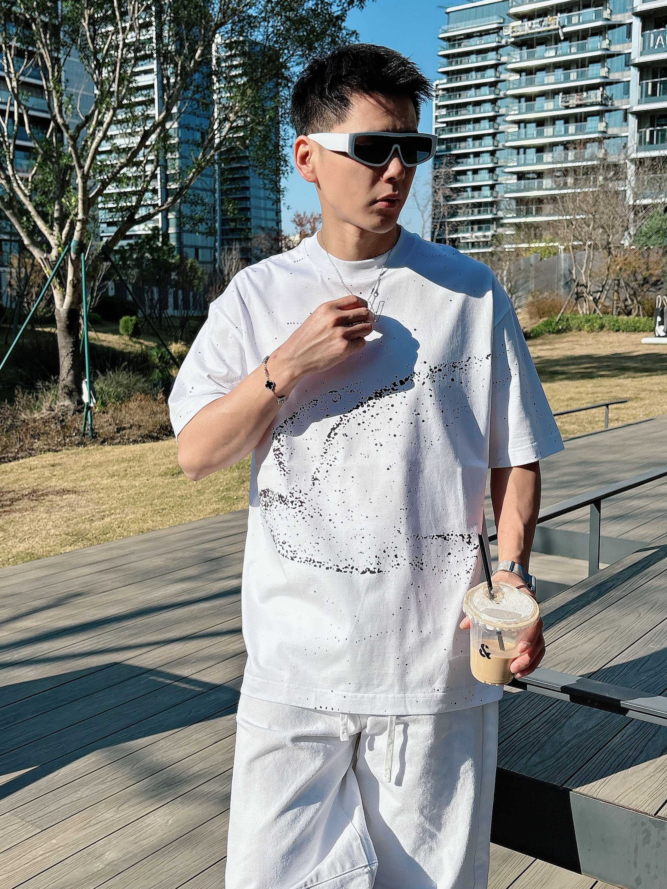 【 LV 2026春夏 · 高阶定制T恤】🔹 核心面料：秘鲁进口匹马棉 × 顶级丝光工艺🔹 核心体感：蚕