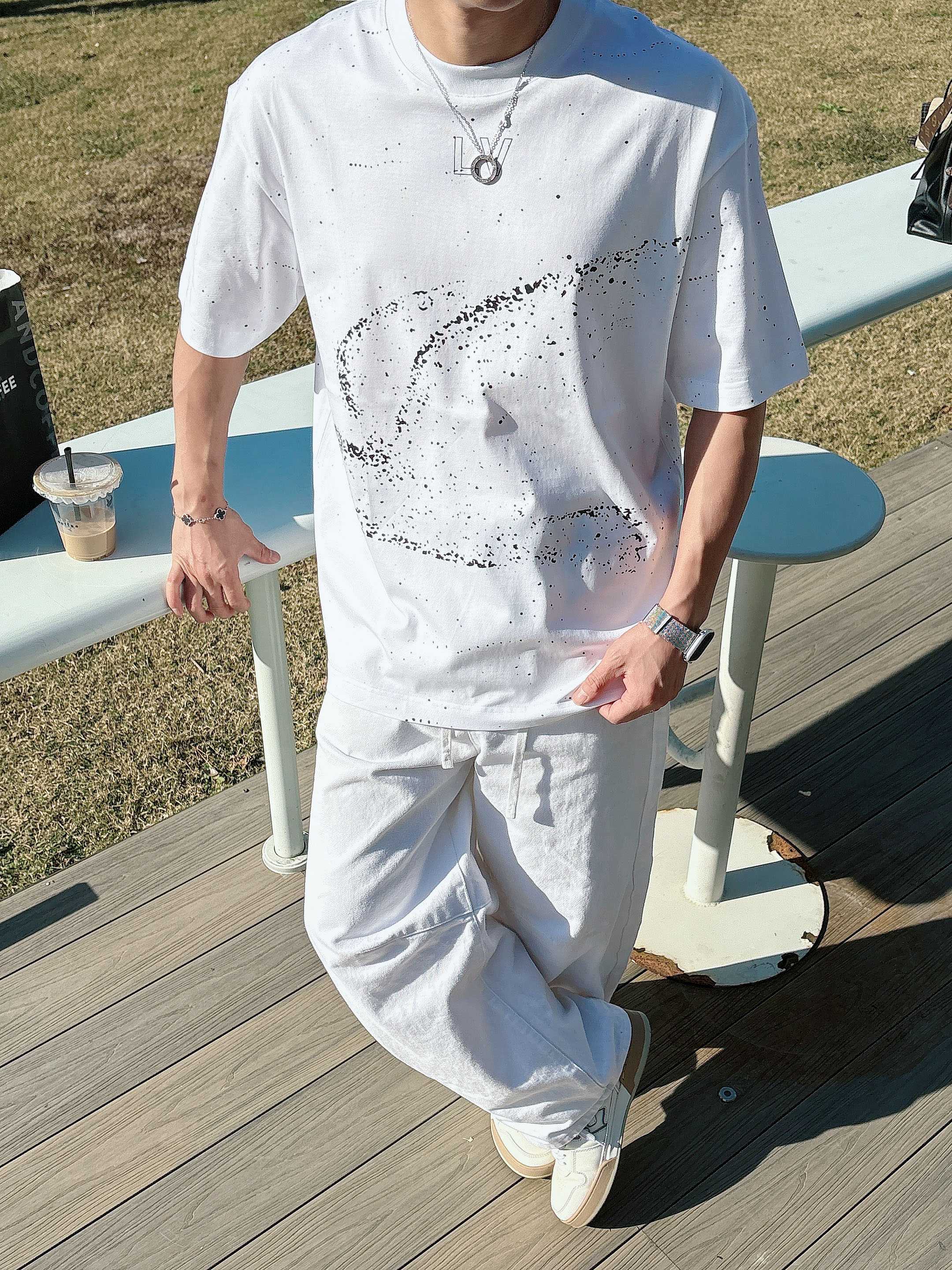 【 LV 2026春夏 · 高阶定制T恤】🔹 核心面料：秘鲁进口匹马棉 × 顶级丝光工艺🔹 核心体感：蚕