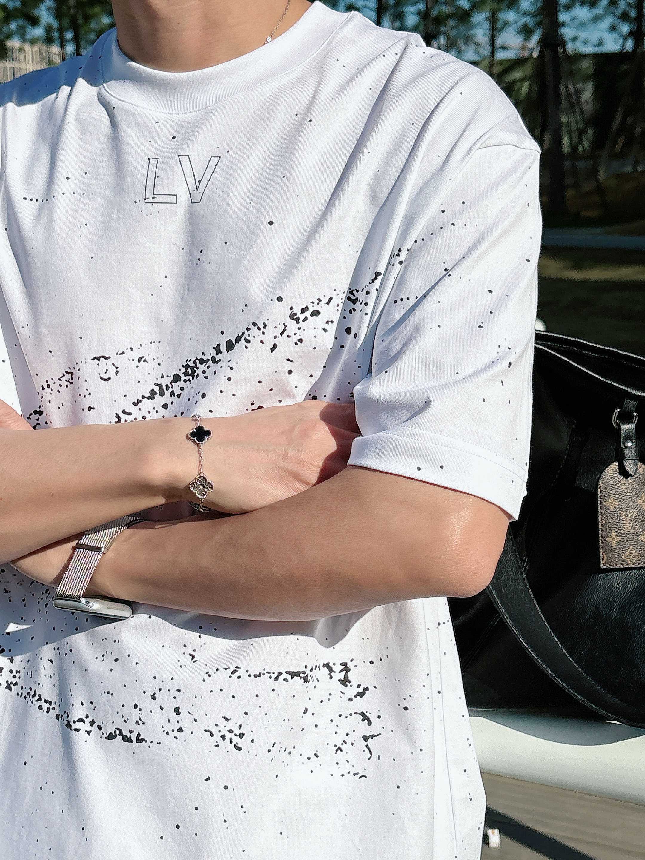 【 LV 2026春夏 · 高阶定制T恤】🔹 核心面料：秘鲁进口匹马棉 × 顶级丝光工艺🔹 核心体感：蚕