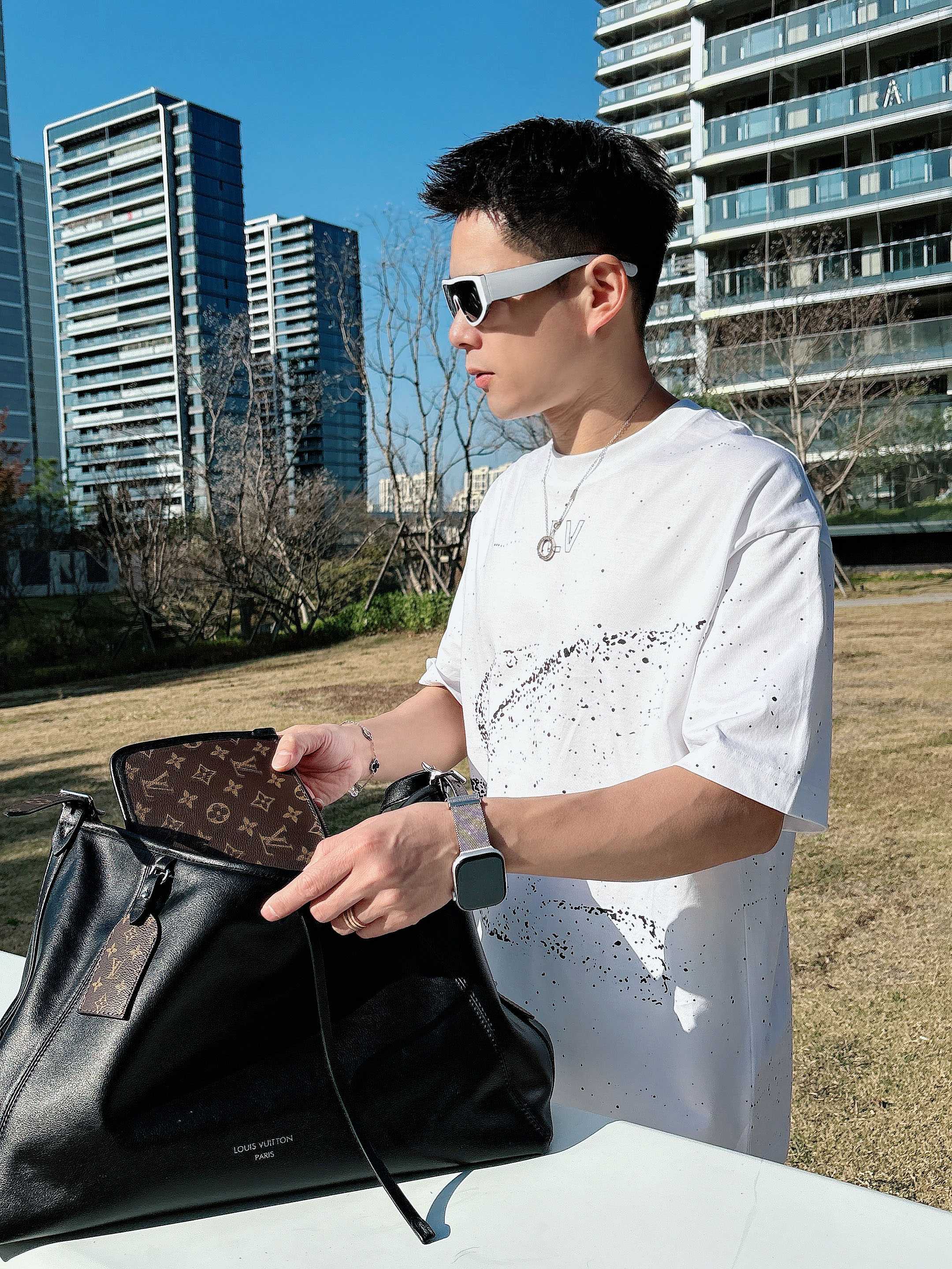 【 LV 2026春夏 · 高阶定制T恤】🔹 核心面料：秘鲁进口匹马棉 × 顶级丝光工艺🔹 核心体感：蚕