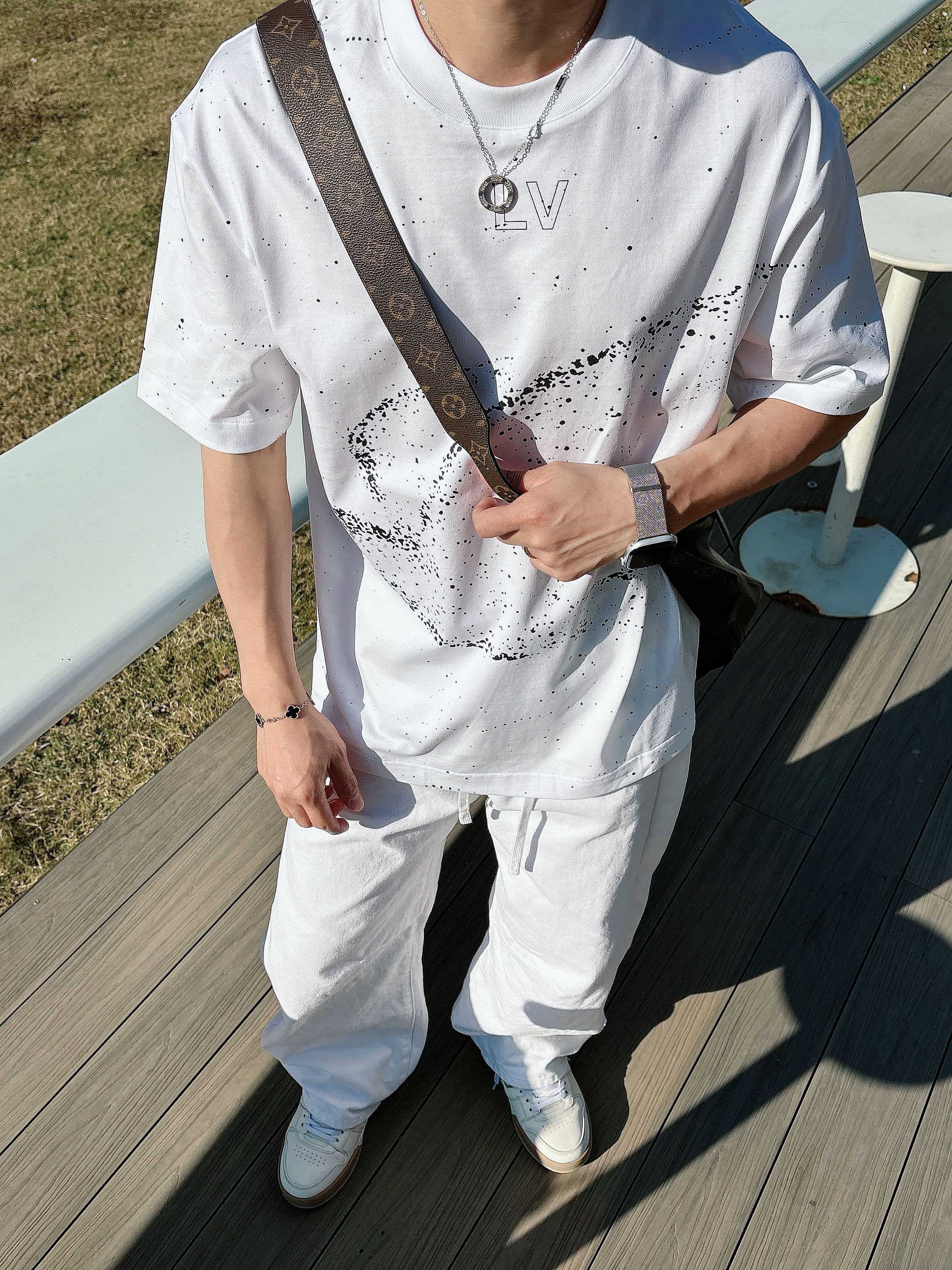 【 LV 2026春夏 · 高阶定制T恤】🔹 核心面料：秘鲁进口匹马棉 × 顶级丝光工艺🔹 核心体感：蚕
