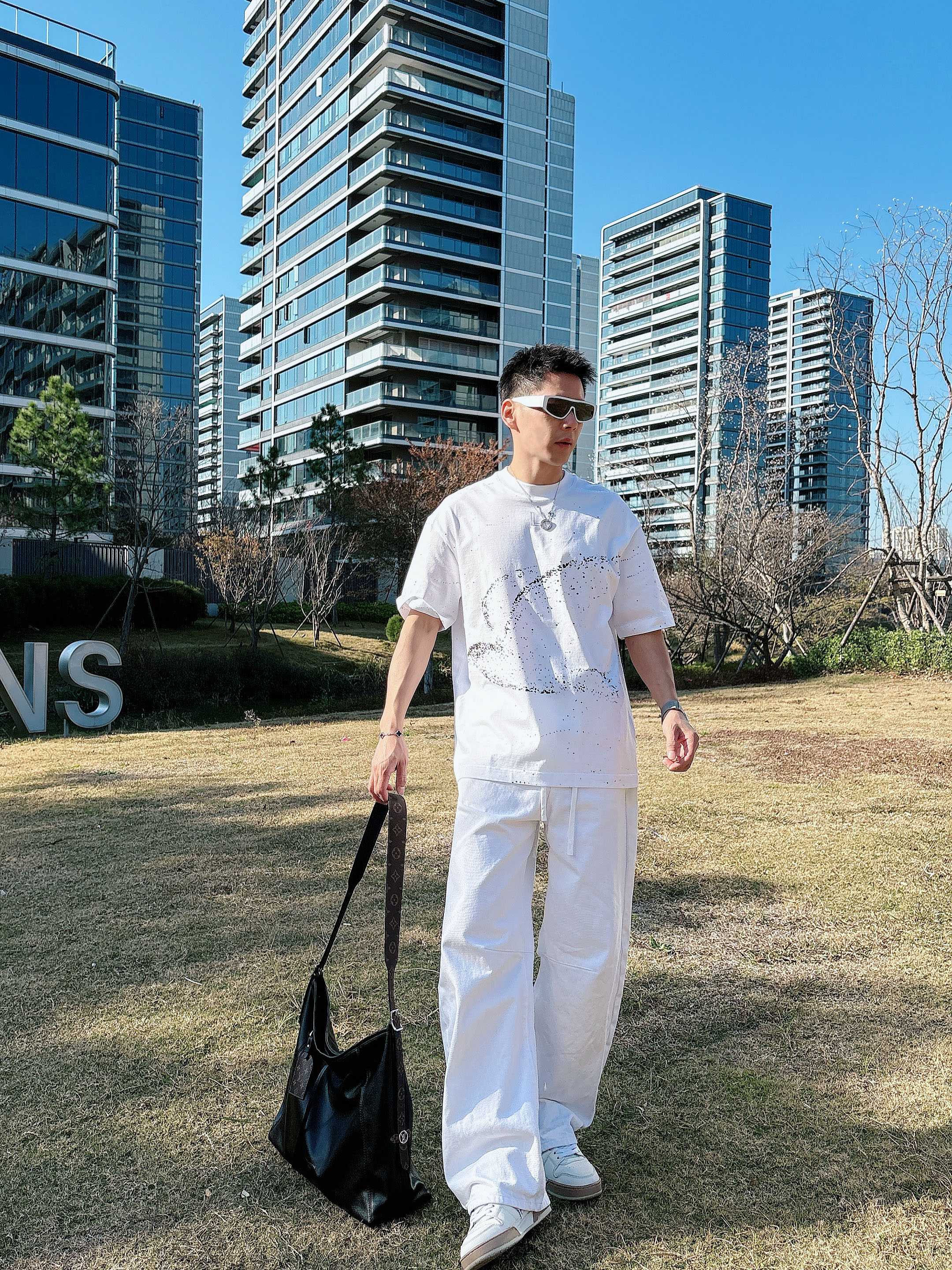 【 LV 2026春夏 · 高阶定制T恤】🔹 核心面料：秘鲁进口匹马棉 × 顶级丝光工艺🔹 核心体感：蚕