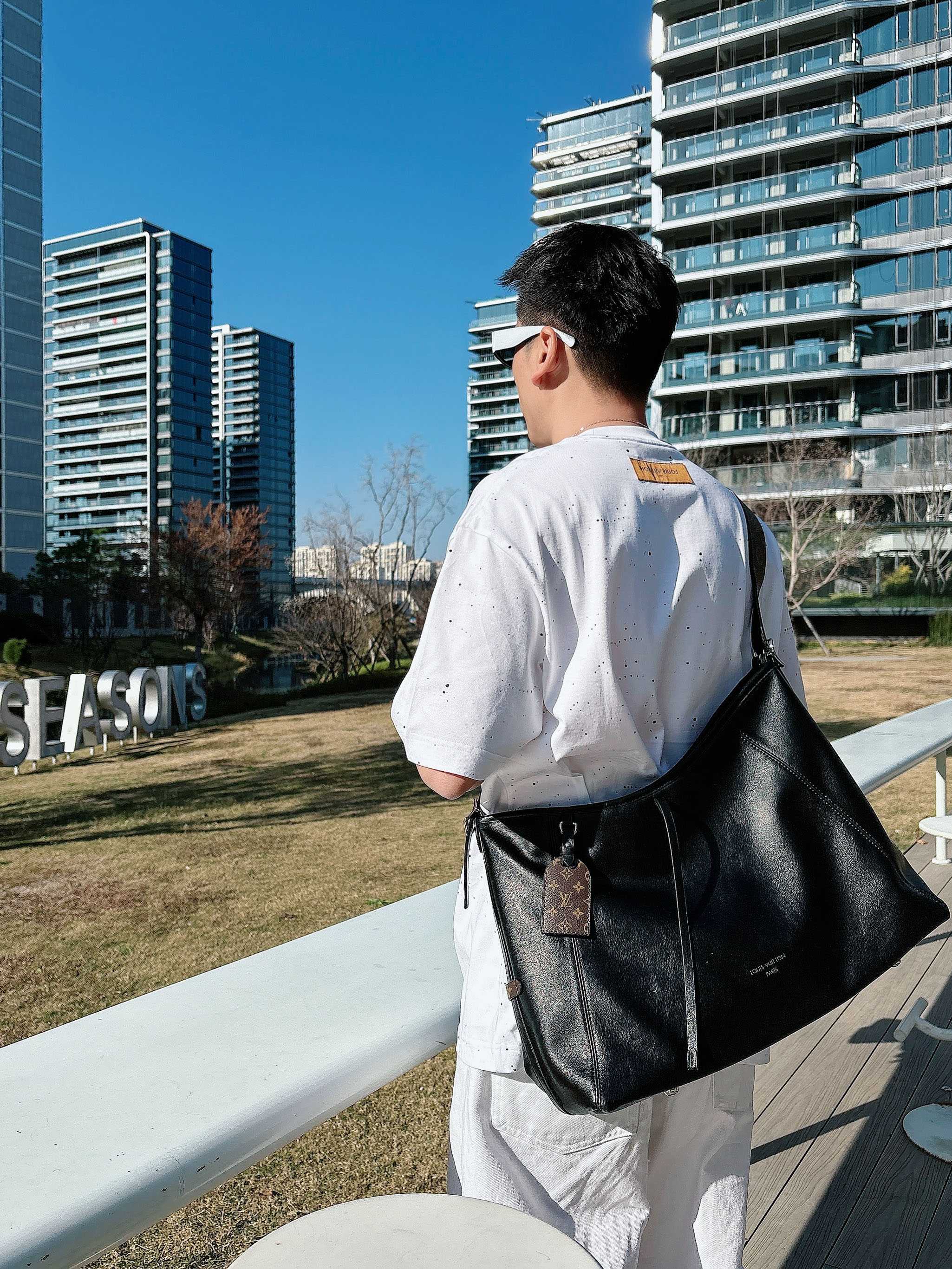 【 LV 2026春夏 · 高阶定制T恤】🔹 核心面料：秘鲁进口匹马棉 × 顶级丝光工艺🔹 核心体感：蚕