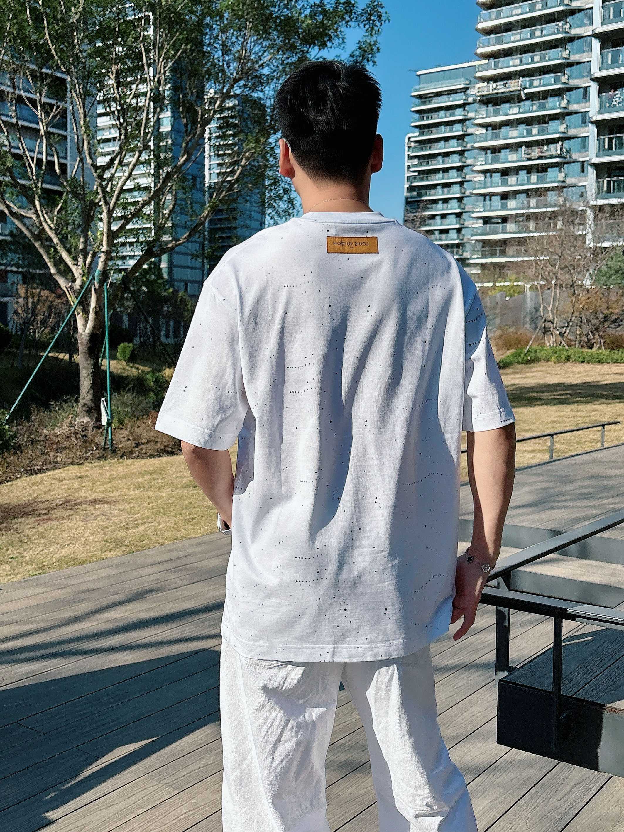 【 LV 2026春夏 · 高阶定制T恤】🔹 核心面料：秘鲁进口匹马棉 × 顶级丝光工艺🔹 核心体感：蚕