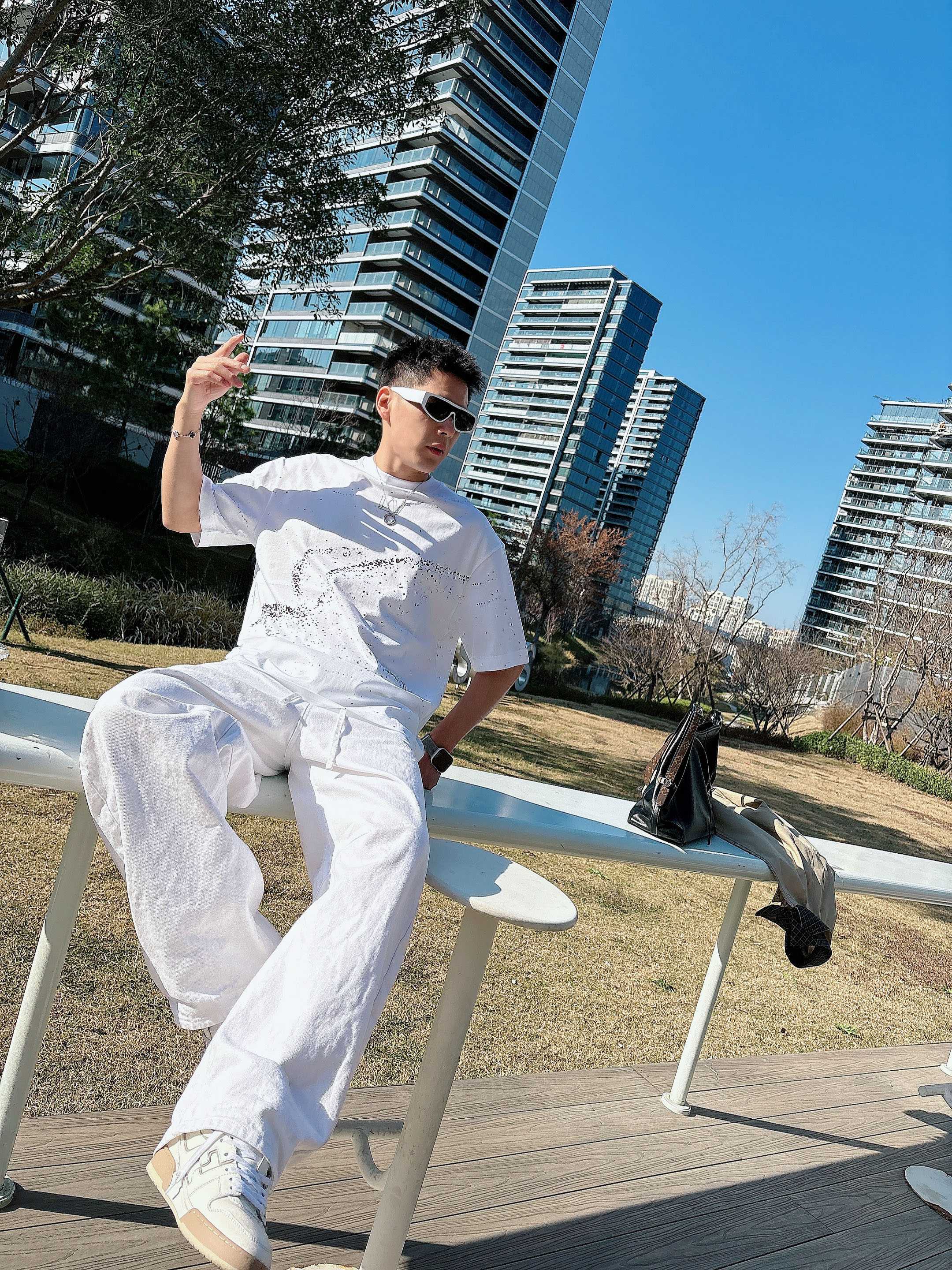 【 LV 2026春夏 · 高阶定制T恤】🔹 核心面料：秘鲁进口匹马棉 × 顶级丝光工艺🔹 核心体感：蚕