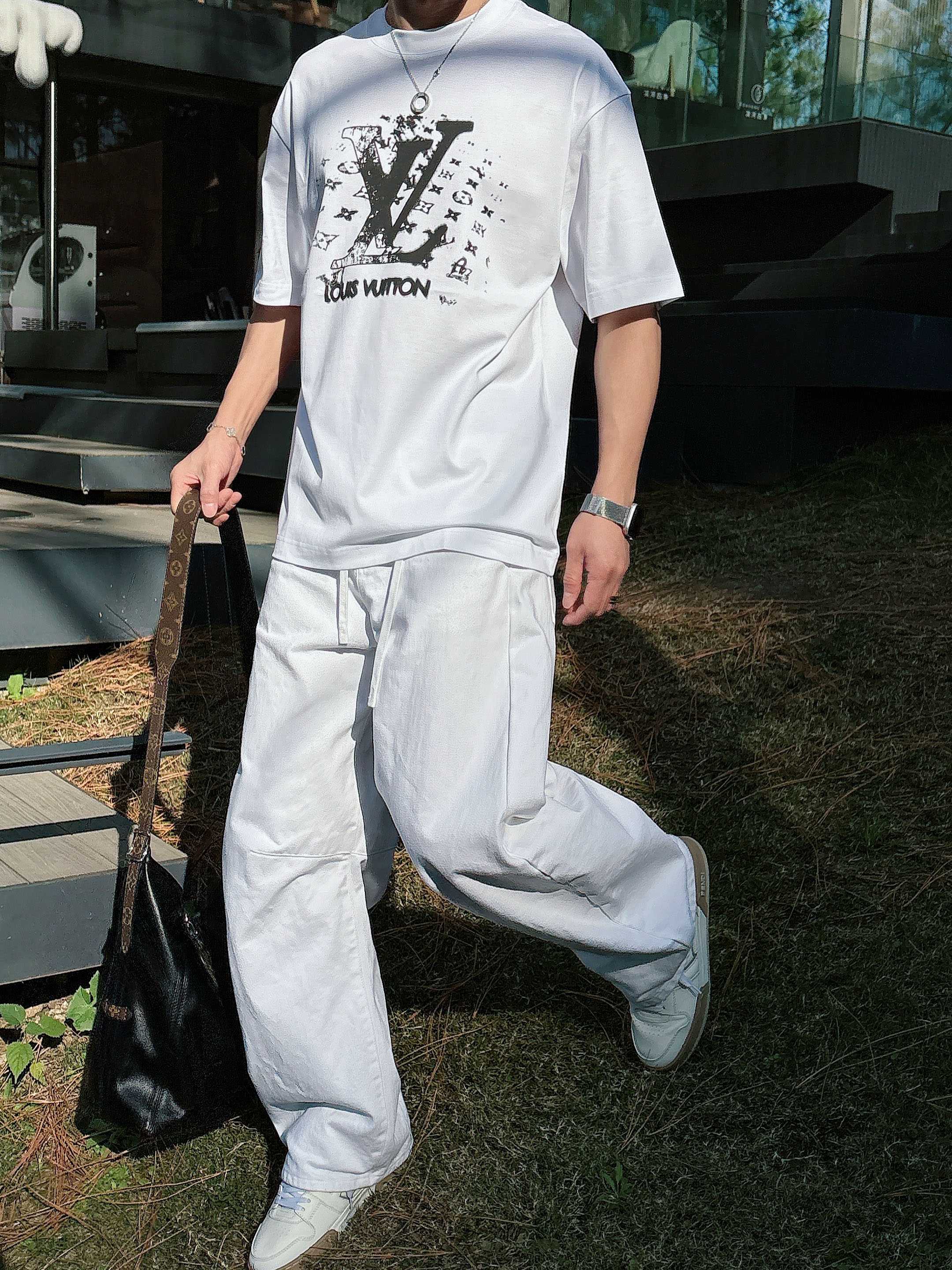 【 LV 2026春夏 · 高阶定制T恤】🔹 核心面料：秘鲁进口匹马棉 × 顶级丝光工艺🔹 核心体感：蚕