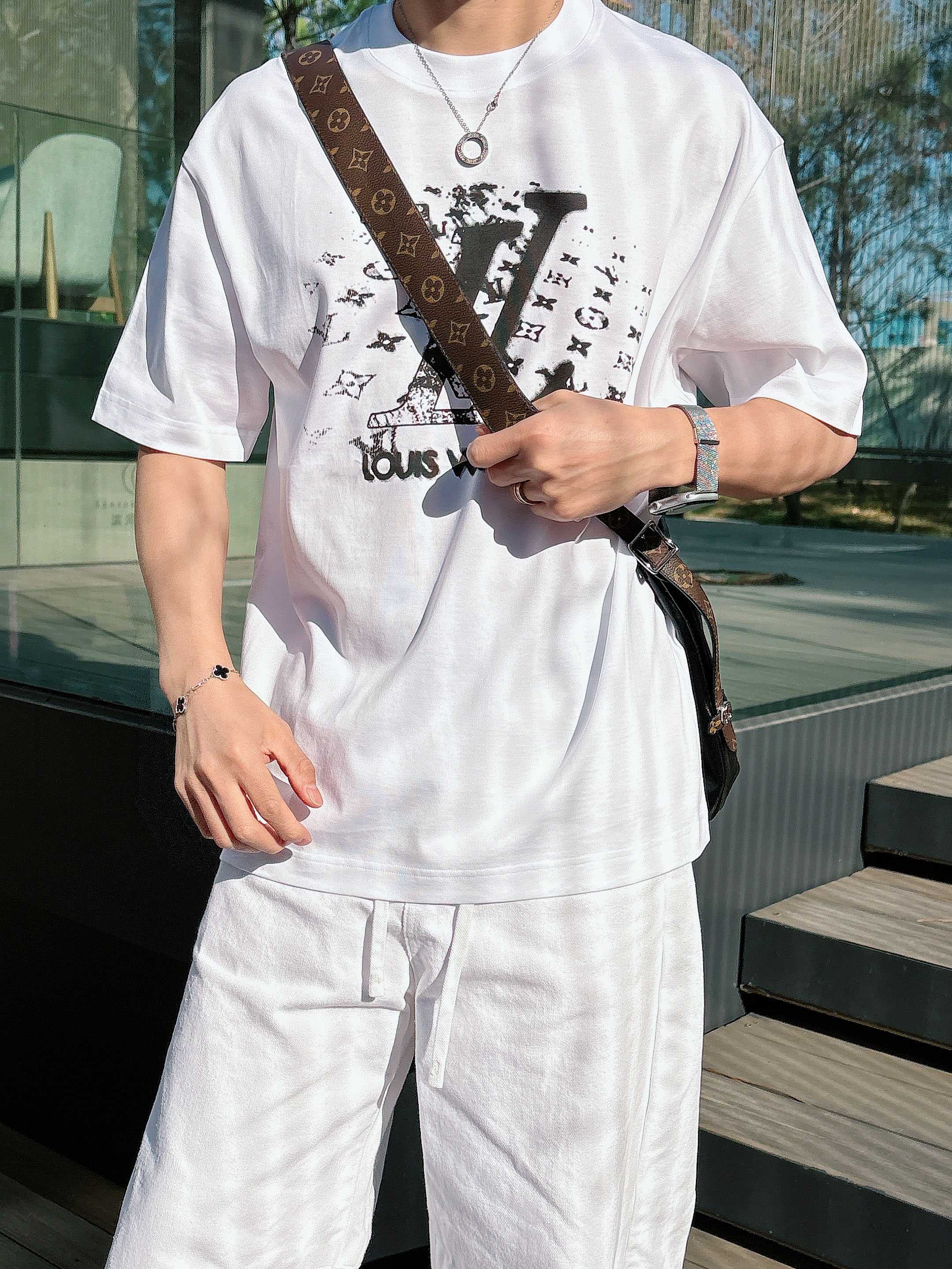 【 LV 2026春夏 · 高阶定制T恤】🔹 核心面料：秘鲁进口匹马棉 × 顶级丝光工艺🔹 核心体感：蚕