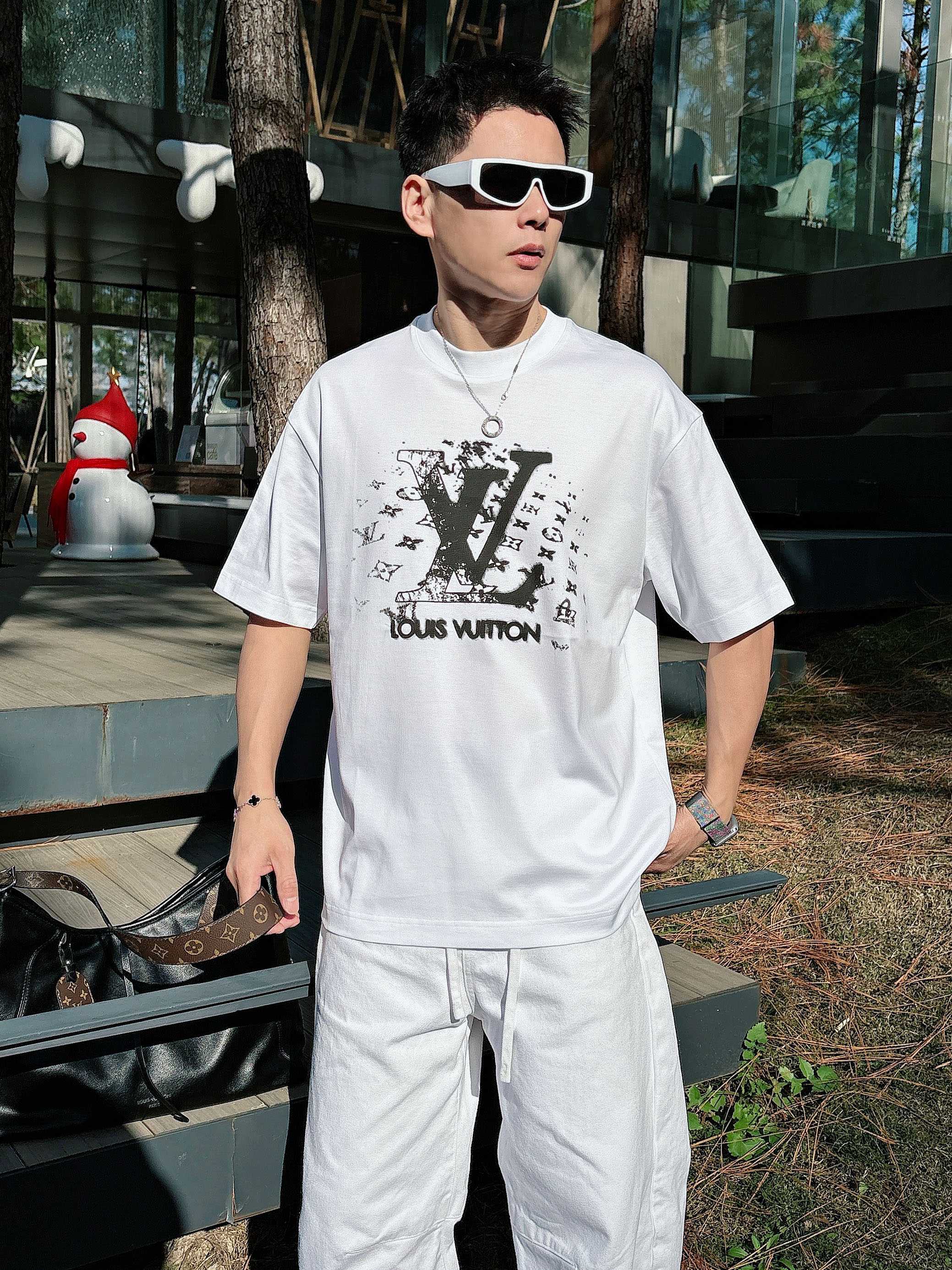 【 LV 2026春夏 · 高阶定制T恤】🔹 核心面料：秘鲁进口匹马棉 × 顶级丝光工艺🔹 核心体感：蚕