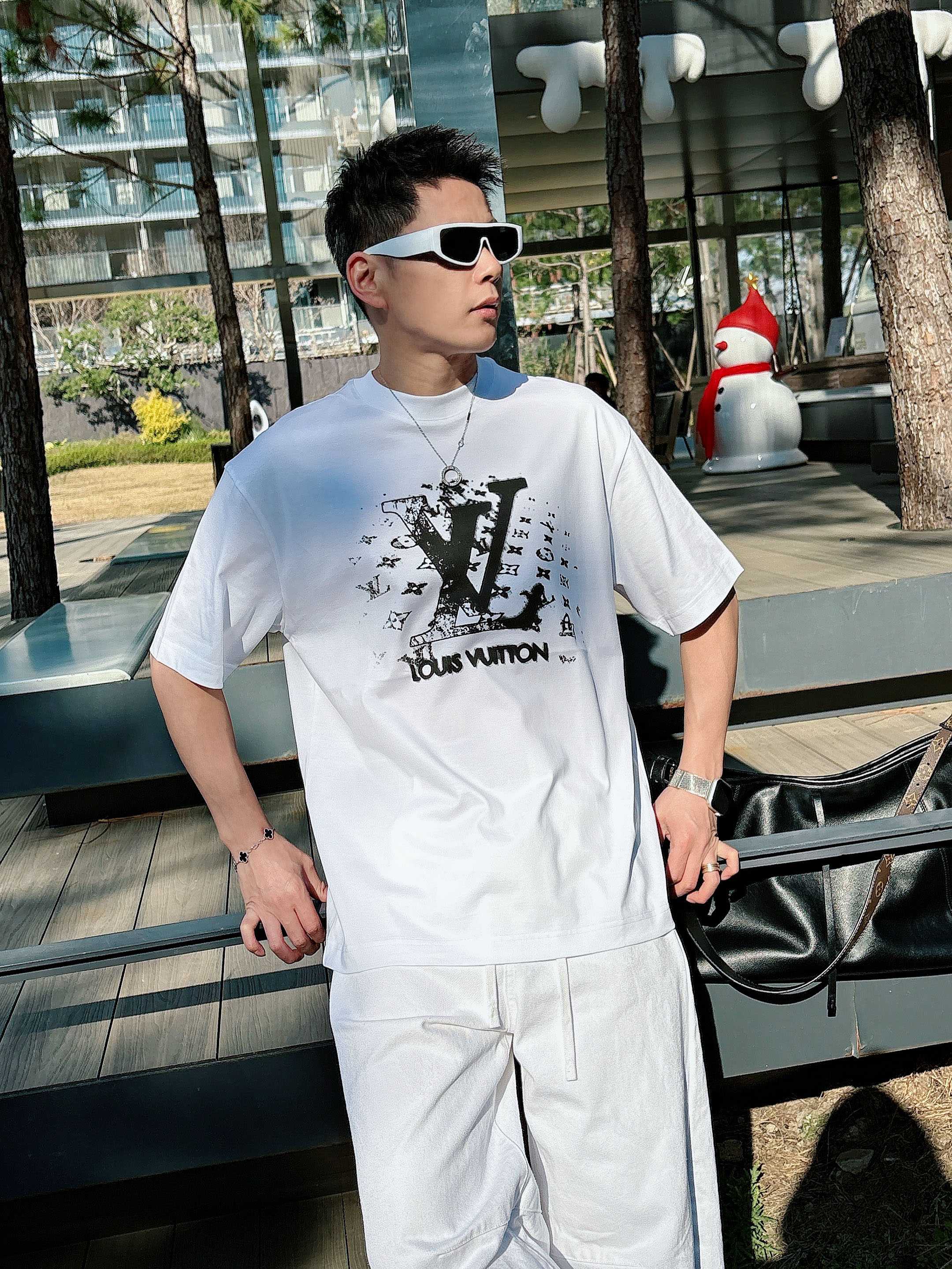 【 LV 2026春夏 · 高阶定制T恤】🔹 核心面料：秘鲁进口匹马棉 × 顶级丝光工艺🔹 核心体感：蚕