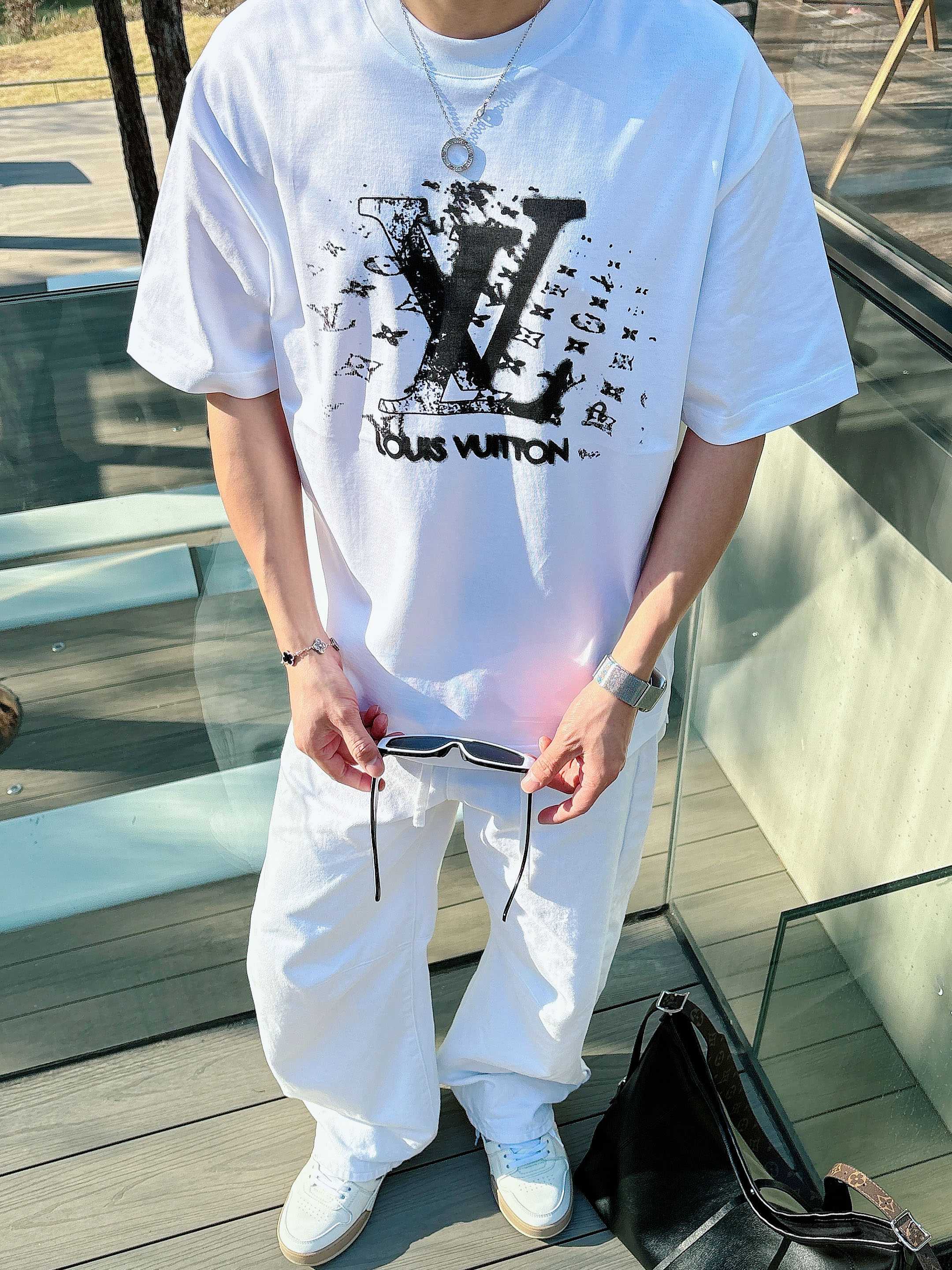 【 LV 2026春夏 · 高阶定制T恤】🔹 核心面料：秘鲁进口匹马棉 × 顶级丝光工艺🔹 核心体感：蚕