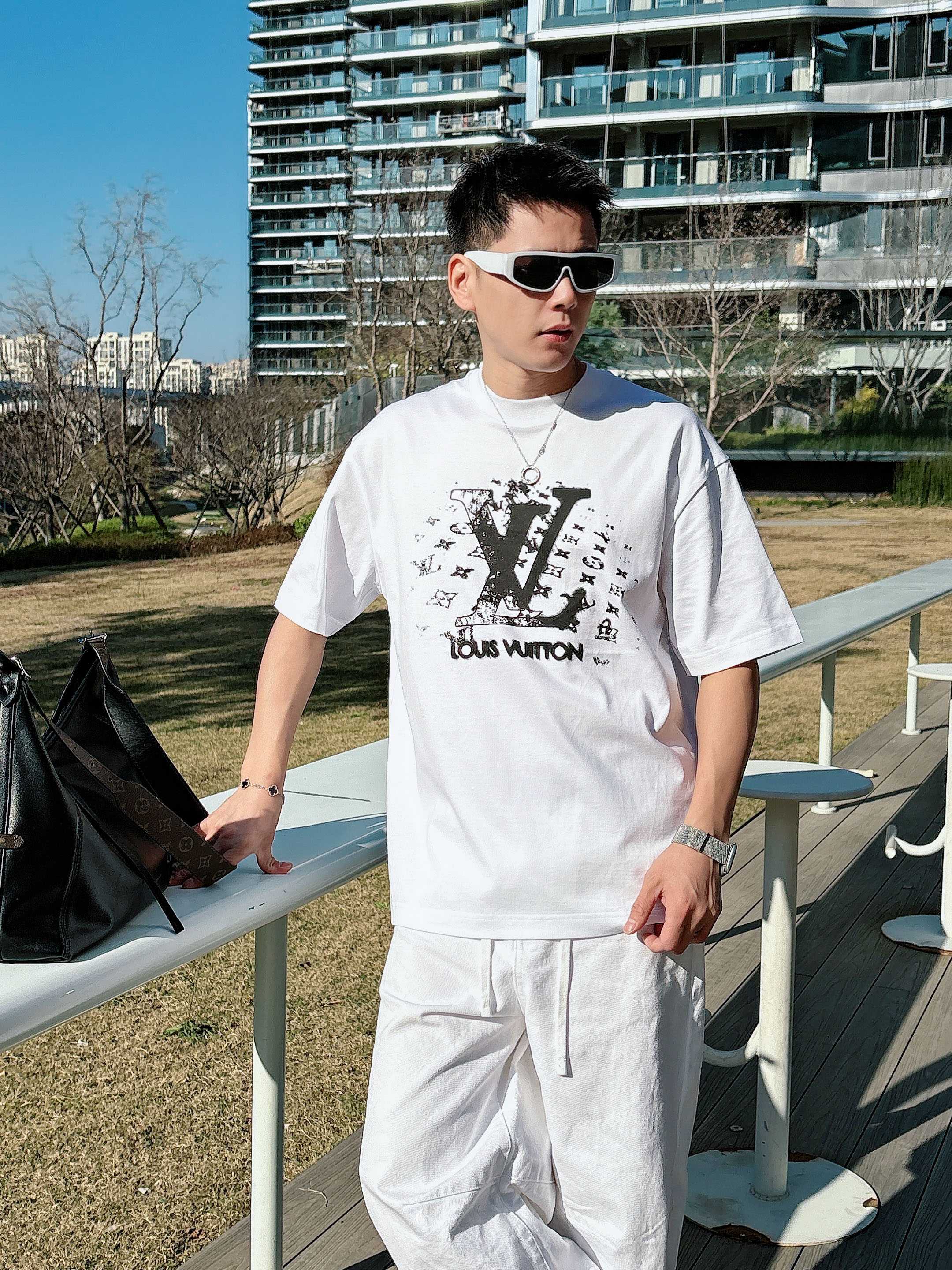 【 LV 2026春夏 · 高阶定制T恤】🔹 核心面料：秘鲁进口匹马棉 × 顶级丝光工艺🔹 核心体感：蚕