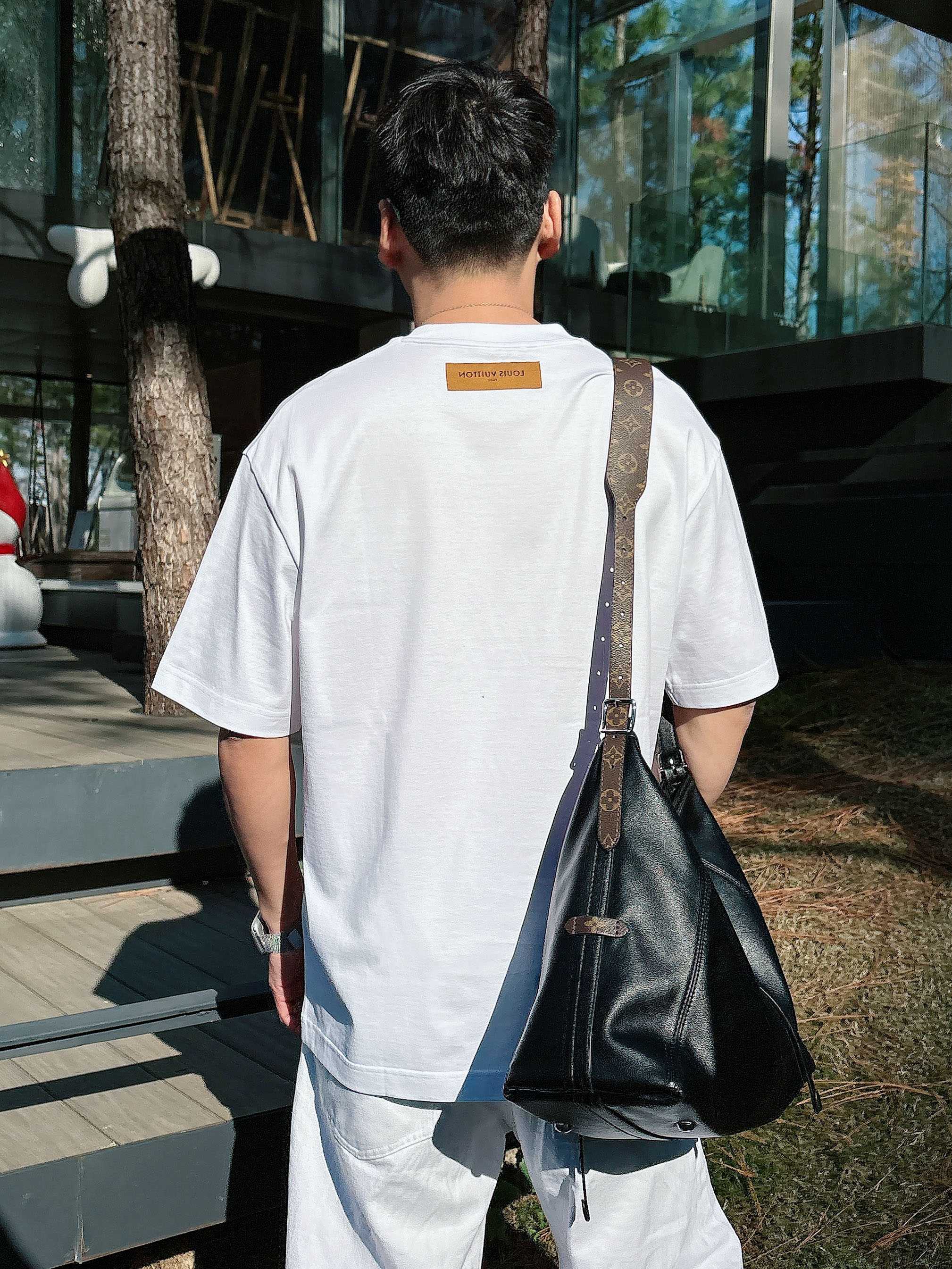 【 LV 2026春夏 · 高阶定制T恤】🔹 核心面料：秘鲁进口匹马棉 × 顶级丝光工艺🔹 核心体感：蚕