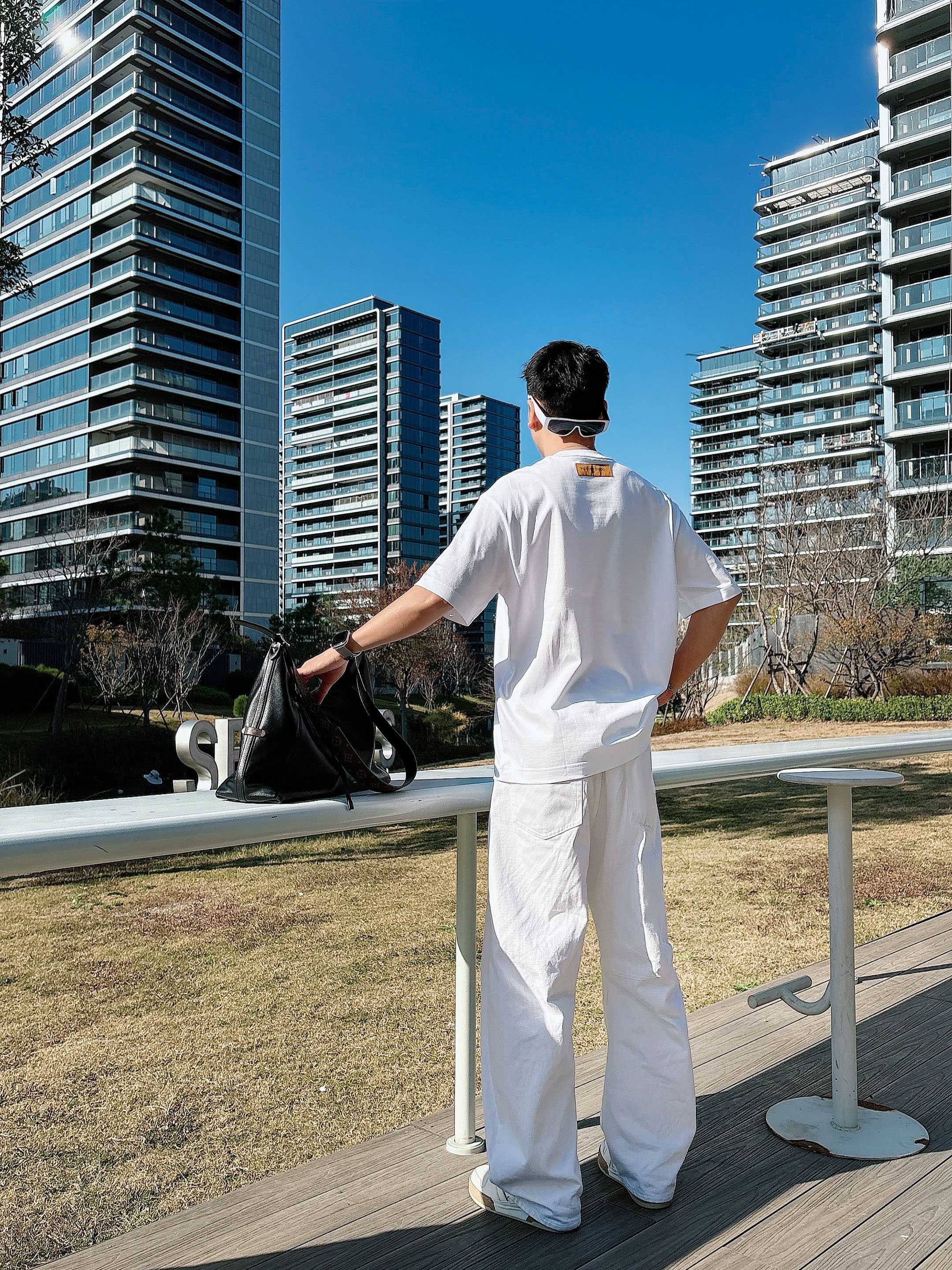 【 LV 2026春夏 · 高阶定制T恤】🔹 核心面料：秘鲁进口匹马棉 × 顶级丝光工艺🔹 核心体感：蚕