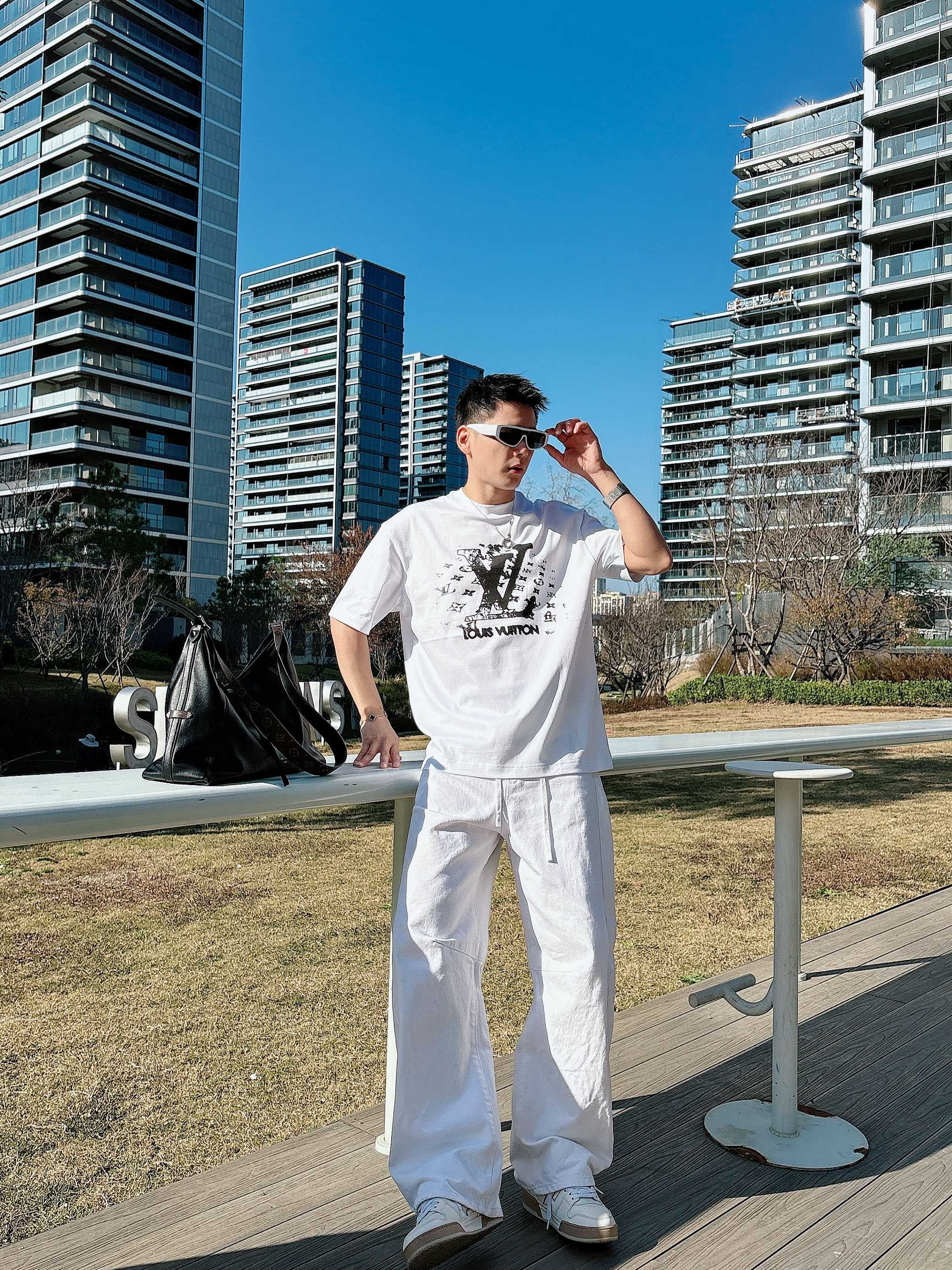 【 LV 2026春夏 · 高阶定制T恤】🔹 核心面料：秘鲁进口匹马棉 × 顶级丝光工艺🔹 核心体感：蚕