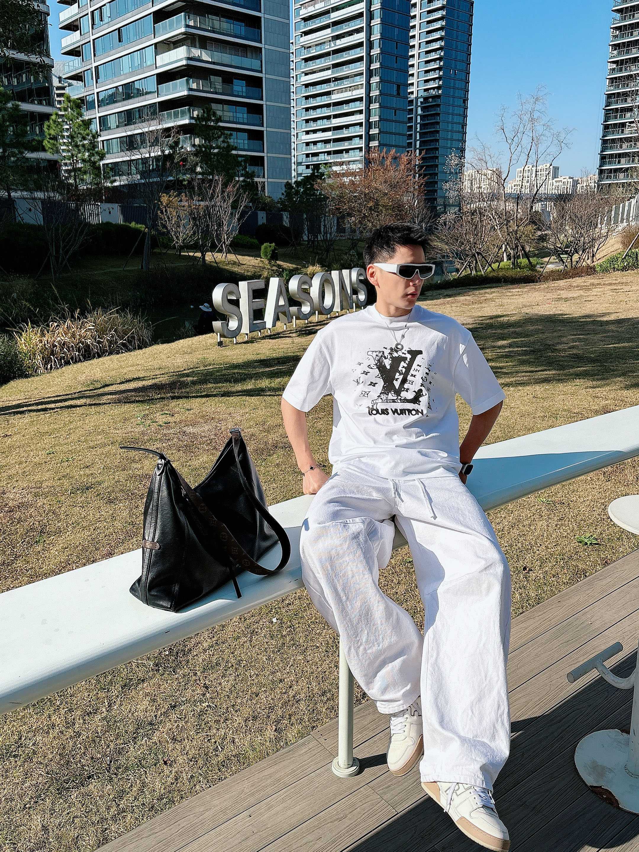 【 LV 2026春夏 · 高阶定制T恤】🔹 核心面料：秘鲁进口匹马棉 × 顶级丝光工艺🔹 核心体感：蚕