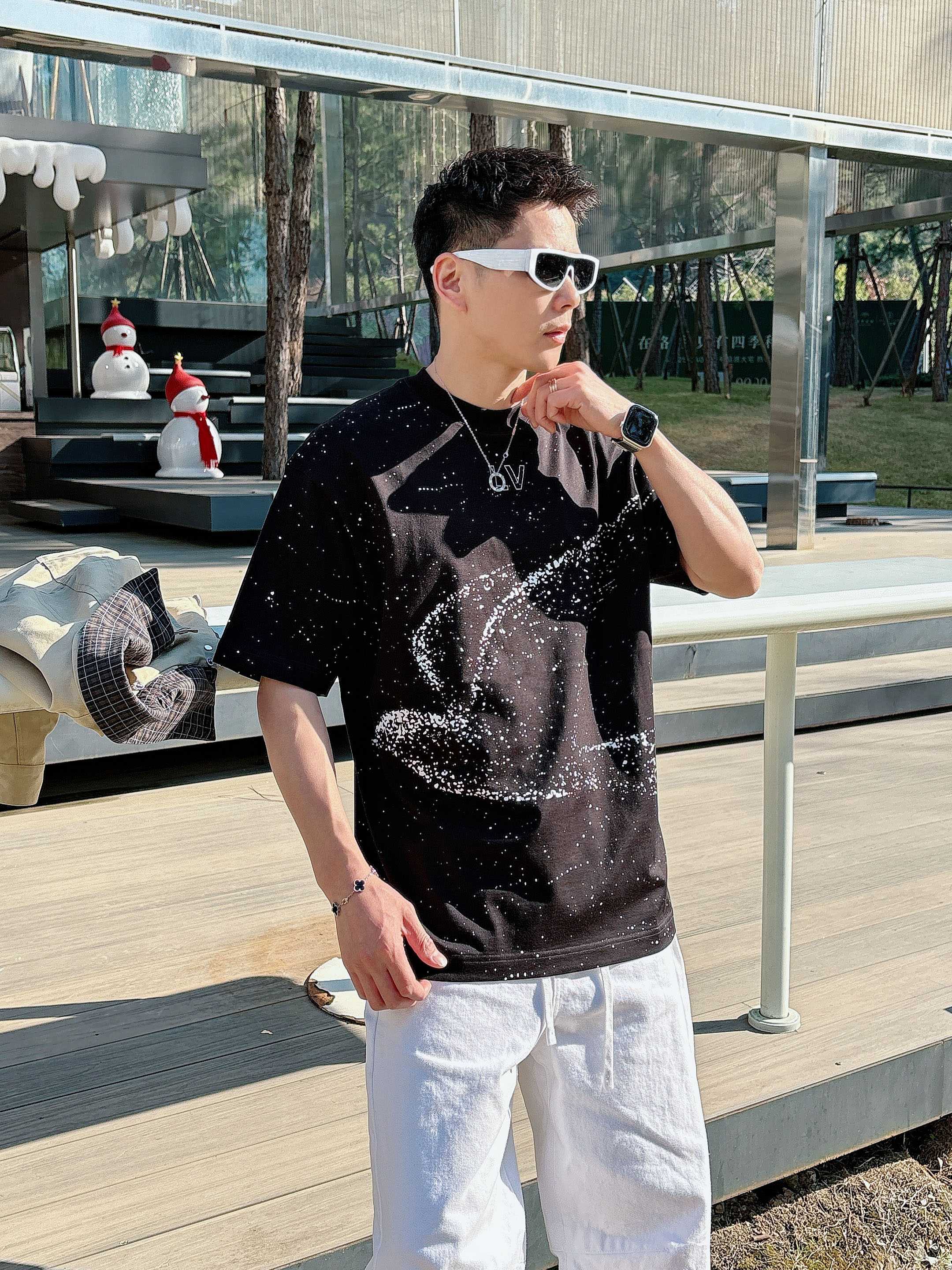 【 LV 2026春夏 · 高阶定制T恤】🔹 核心面料：秘鲁进口匹马棉 × 顶级丝光工艺🔹 核心体感：蚕