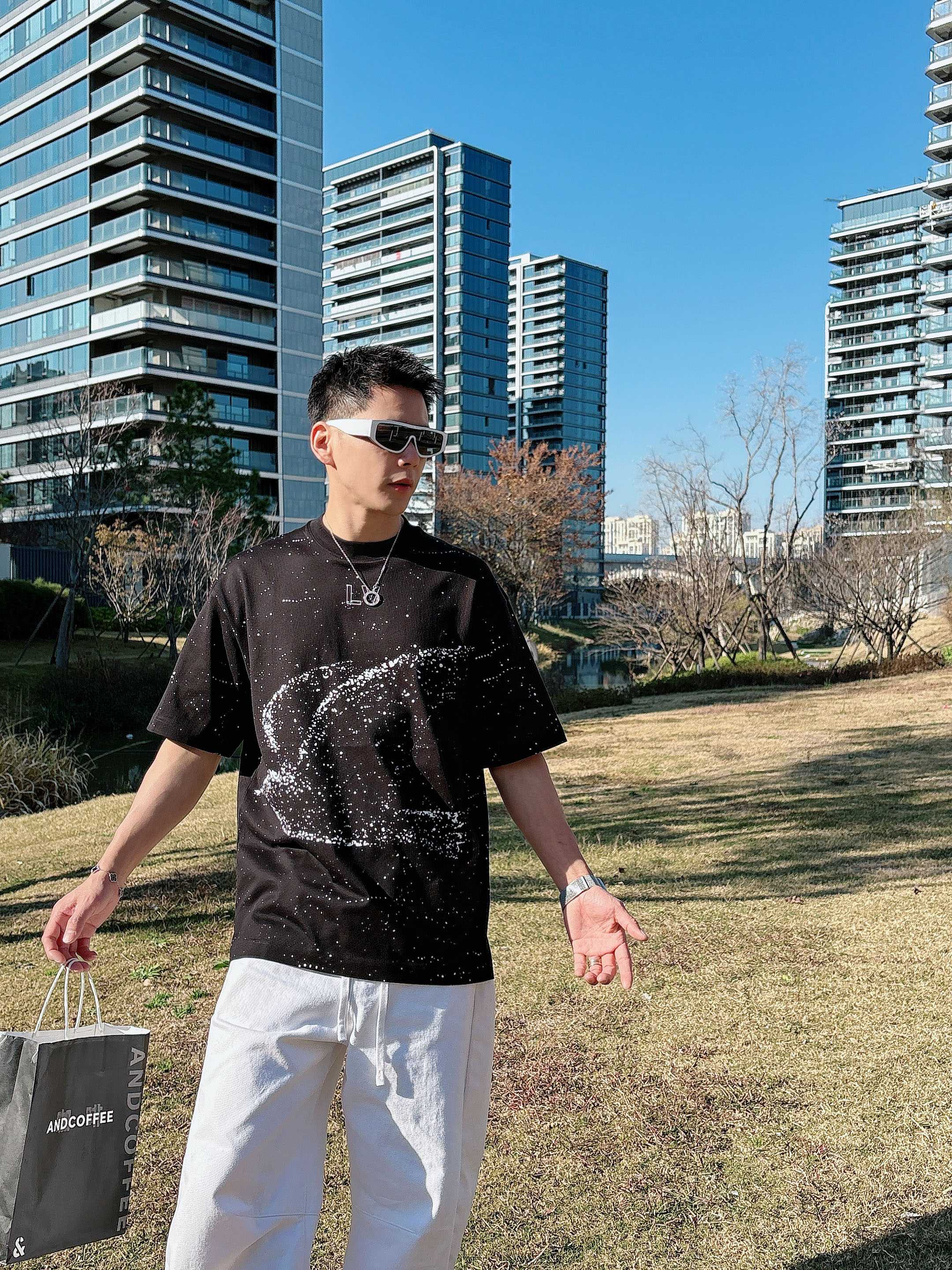 【 LV 2026春夏 · 高阶定制T恤】🔹 核心面料：秘鲁进口匹马棉 × 顶级丝光工艺🔹 核心体感：蚕