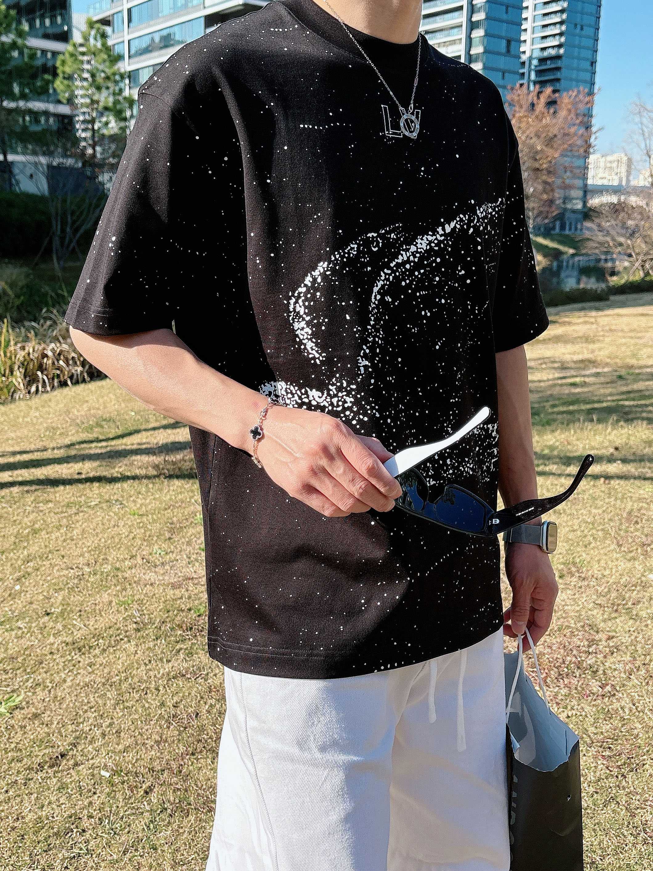 【 LV 2026春夏 · 高阶定制T恤】🔹 核心面料：秘鲁进口匹马棉 × 顶级丝光工艺🔹 核心体感：蚕