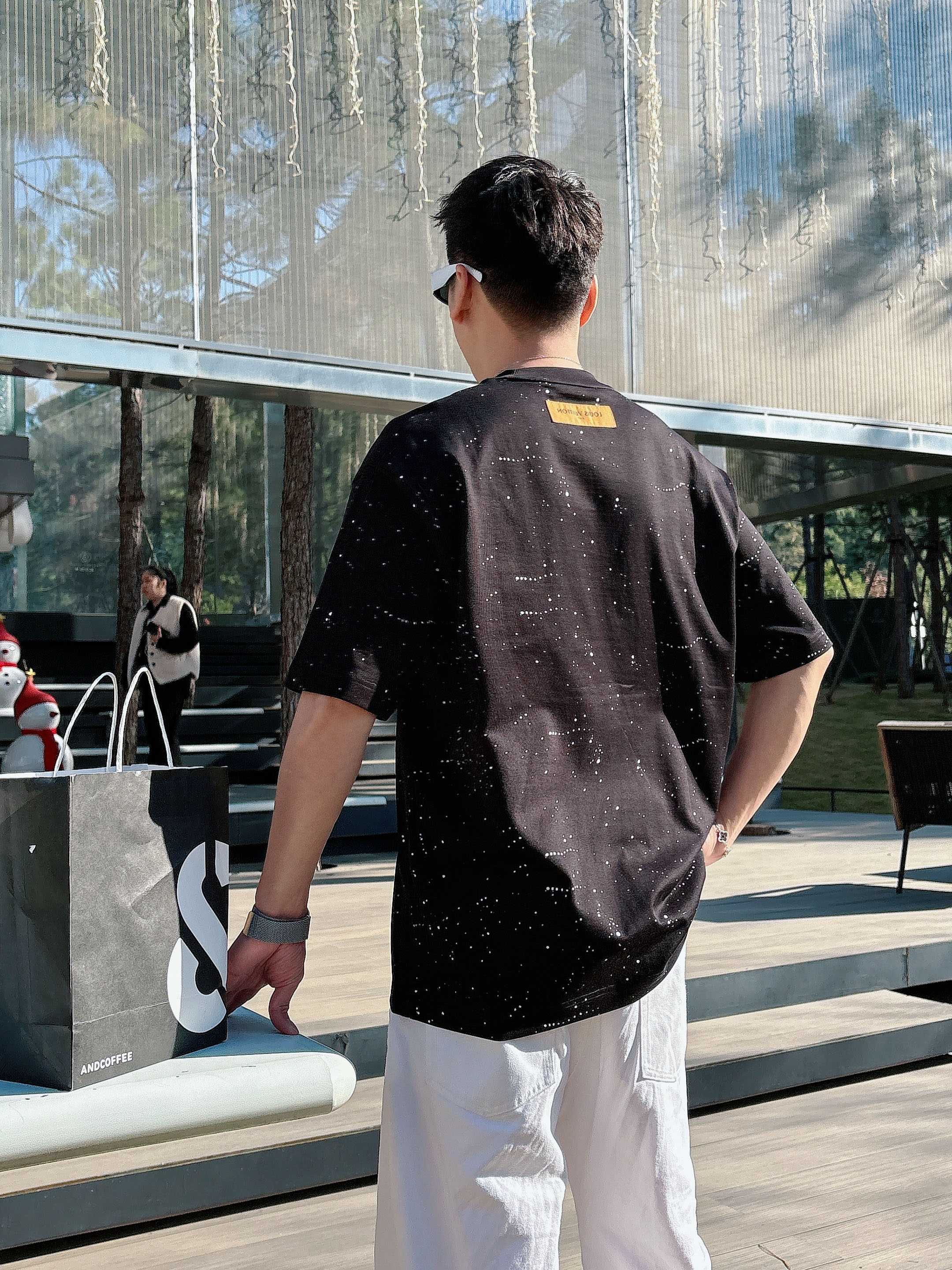 【 LV 2026春夏 · 高阶定制T恤】🔹 核心面料：秘鲁进口匹马棉 × 顶级丝光工艺🔹 核心体感：蚕