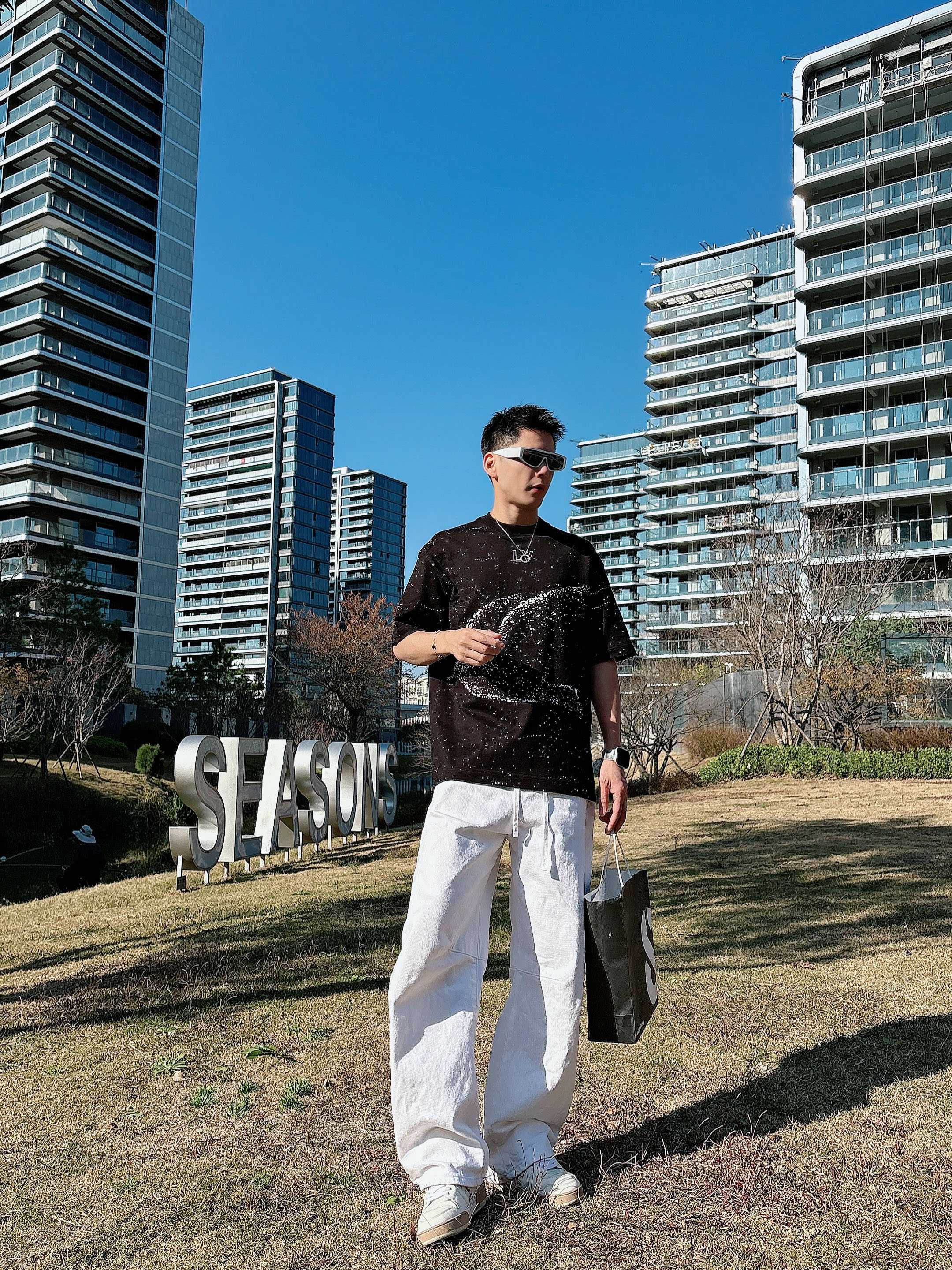 【 LV 2026春夏 · 高阶定制T恤】🔹 核心面料：秘鲁进口匹马棉 × 顶级丝光工艺🔹 核心体感：蚕