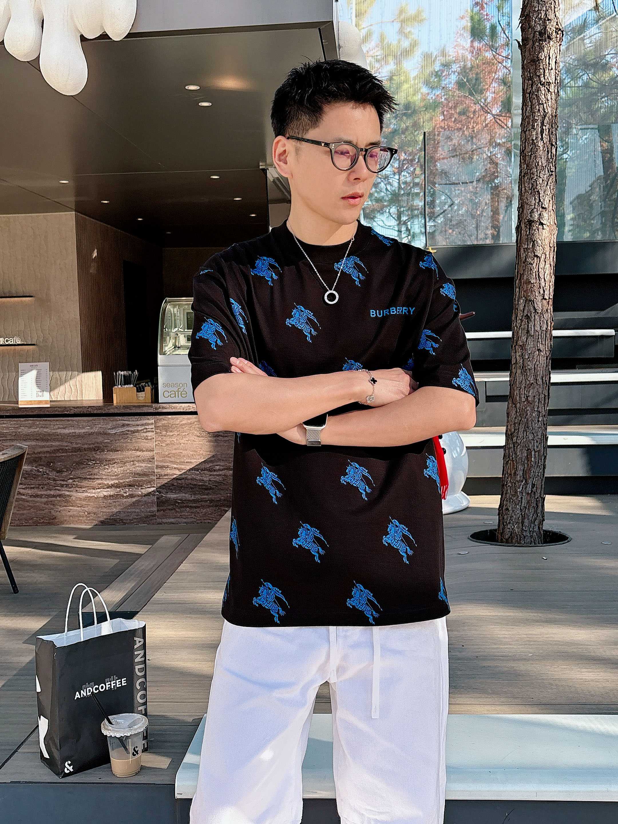 【 巴宝莉 2026春夏 · 高阶定制T恤】🔹 核心面料：秘鲁进口匹马棉 × 顶级丝光工艺🔹 核心体感：