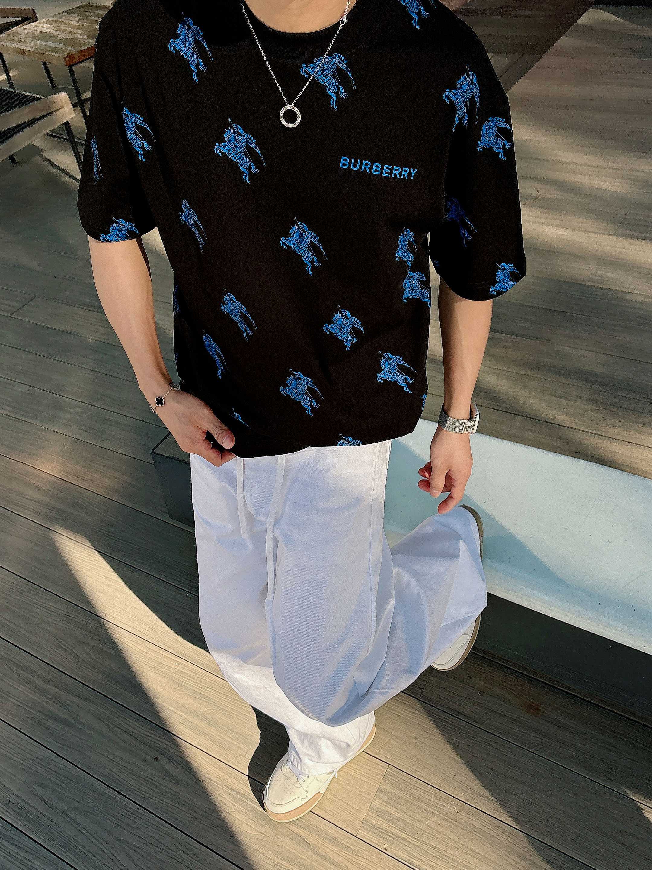 【 巴宝莉 2026春夏 · 高阶定制T恤】🔹 核心面料：秘鲁进口匹马棉 × 顶级丝光工艺🔹 核心体感：