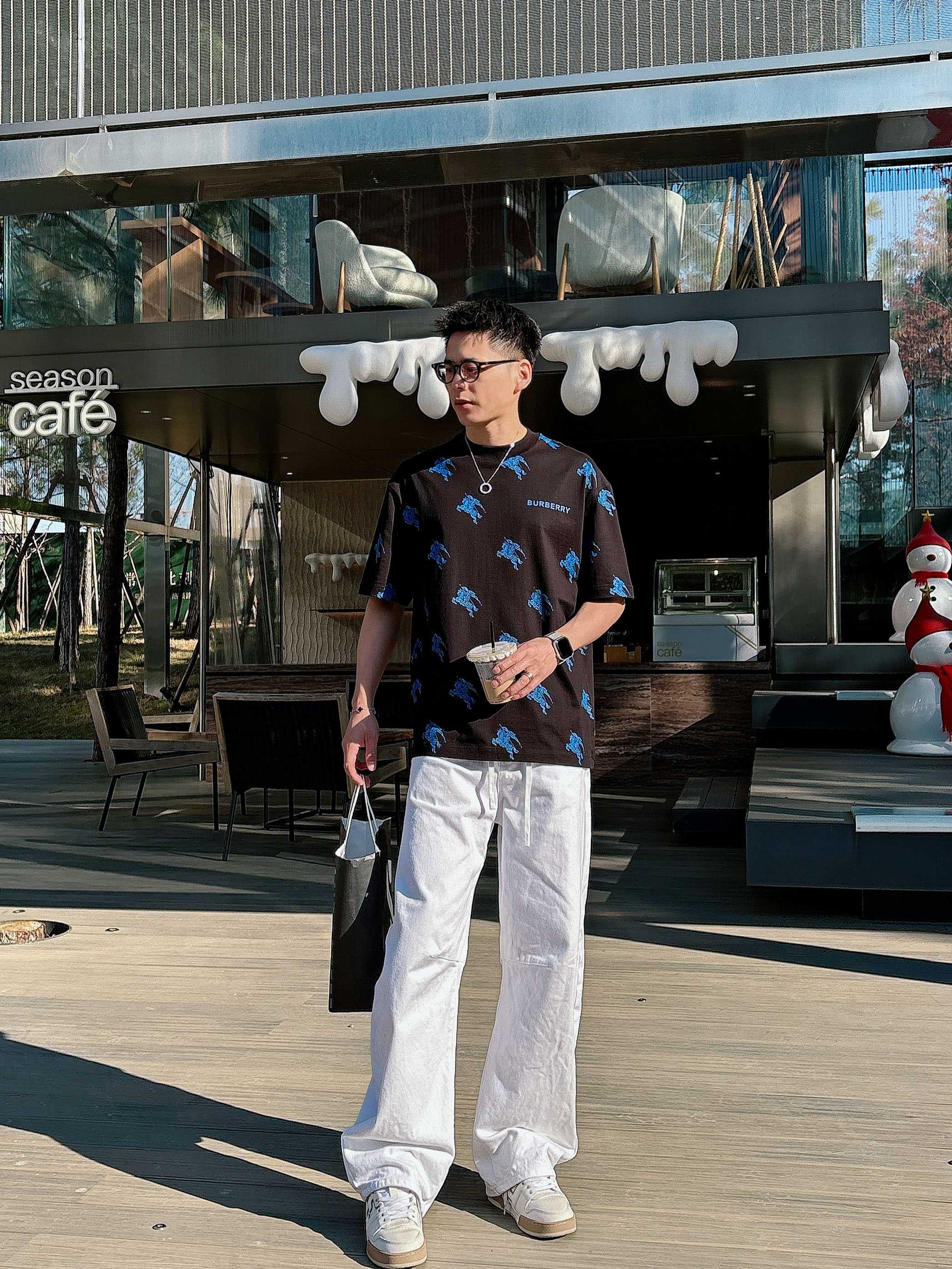 【 巴宝莉 2026春夏 · 高阶定制T恤】🔹 核心面料：秘鲁进口匹马棉 × 顶级丝光工艺🔹 核心体感：