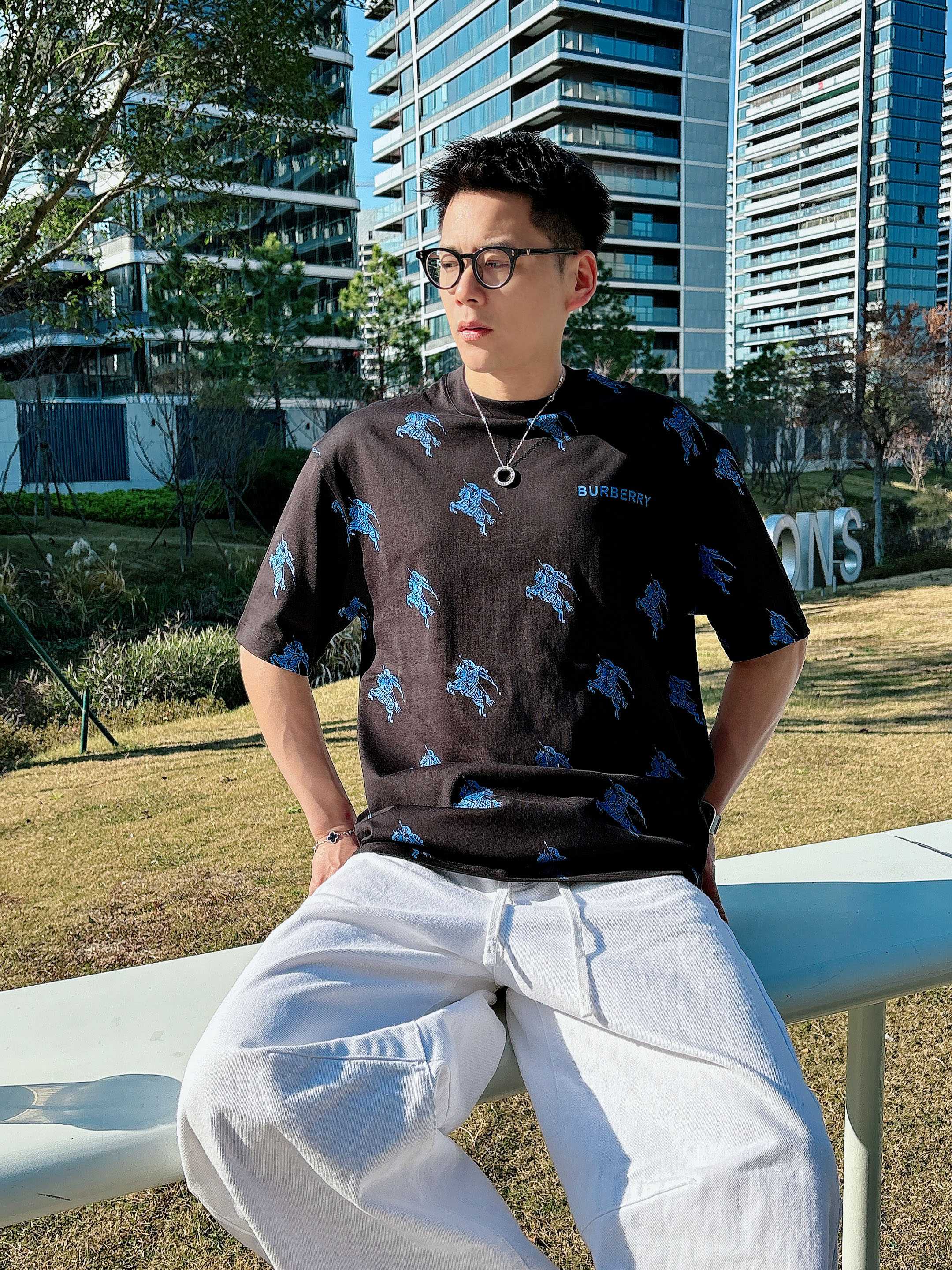 【 巴宝莉 2026春夏 · 高阶定制T恤】🔹 核心面料：秘鲁进口匹马棉 × 顶级丝光工艺🔹 核心体感：