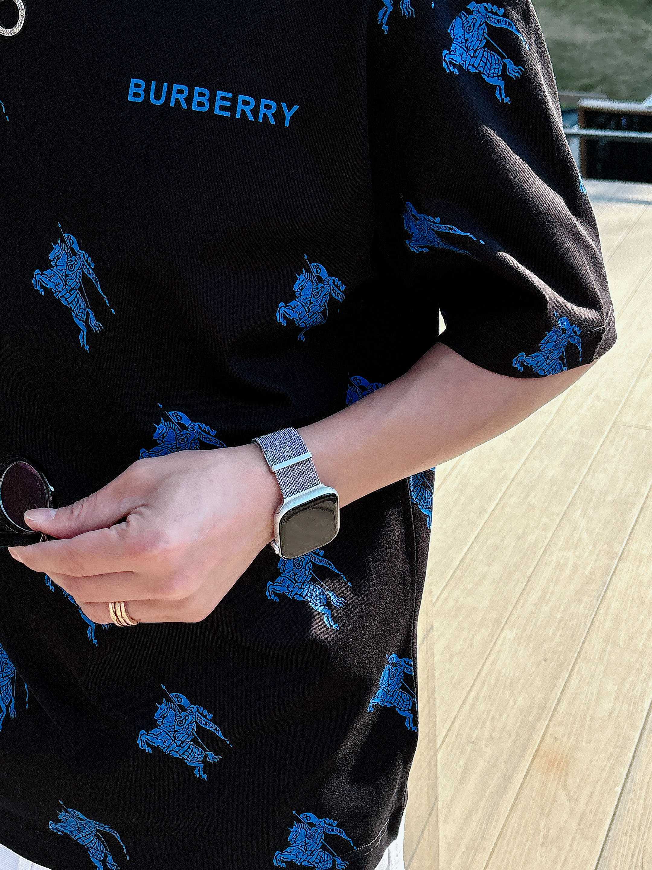 【 巴宝莉 2026春夏 · 高阶定制T恤】🔹 核心面料：秘鲁进口匹马棉 × 顶级丝光工艺🔹 核心体感：