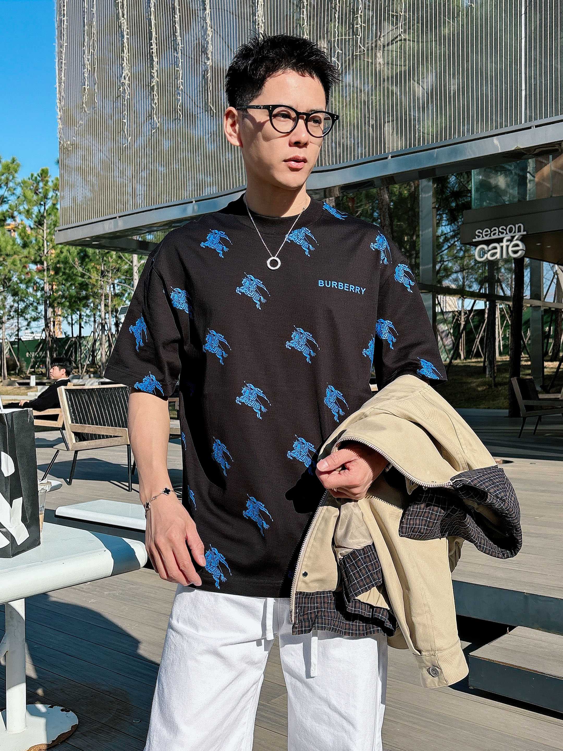 【 巴宝莉 2026春夏 · 高阶定制T恤】🔹 核心面料：秘鲁进口匹马棉 × 顶级丝光工艺🔹 核心体感：