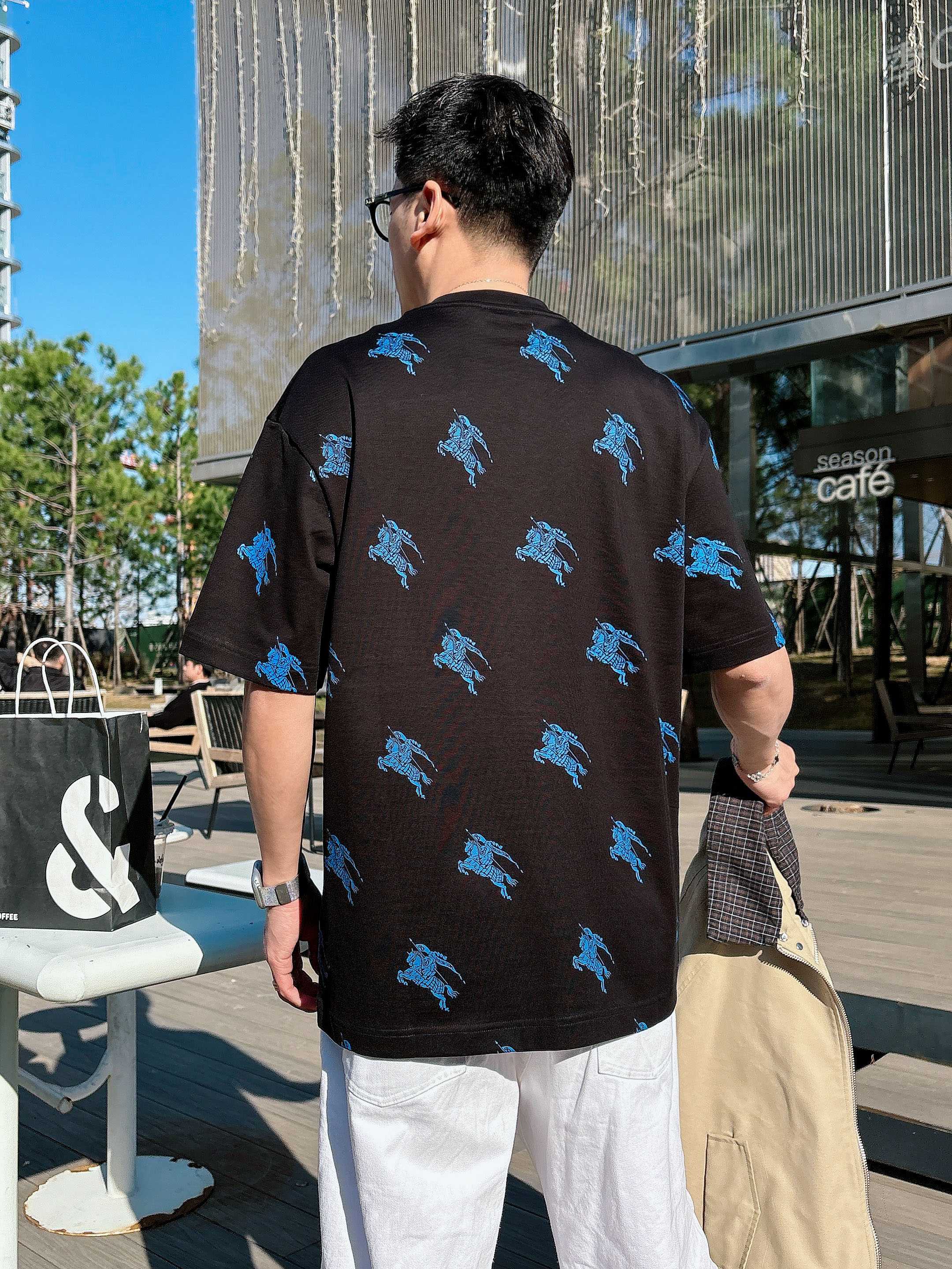 【 巴宝莉 2026春夏 · 高阶定制T恤】🔹 核心面料：秘鲁进口匹马棉 × 顶级丝光工艺🔹 核心体感：