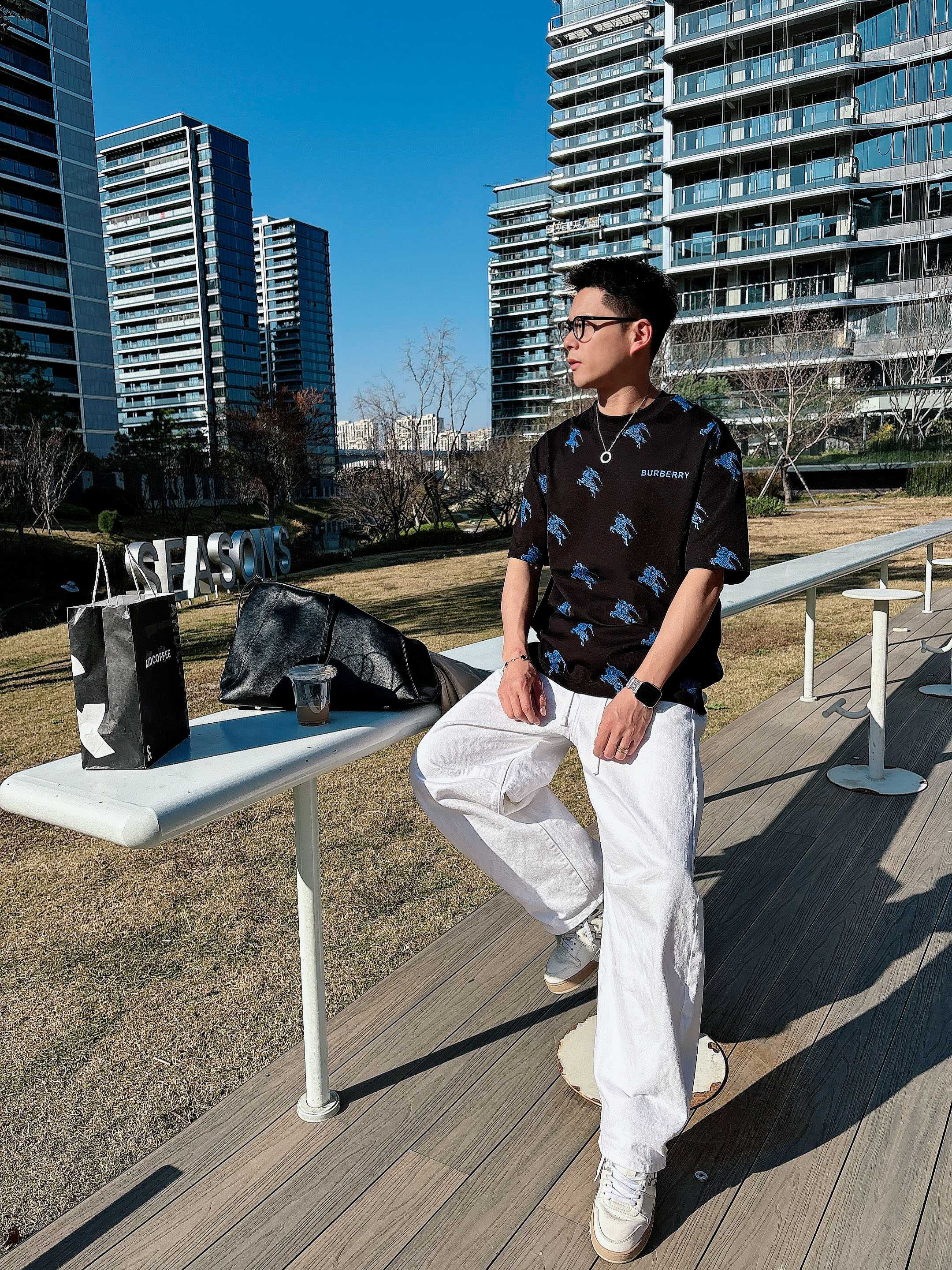 【 巴宝莉 2026春夏 · 高阶定制T恤】🔹 核心面料：秘鲁进口匹马棉 × 顶级丝光工艺🔹 核心体感：