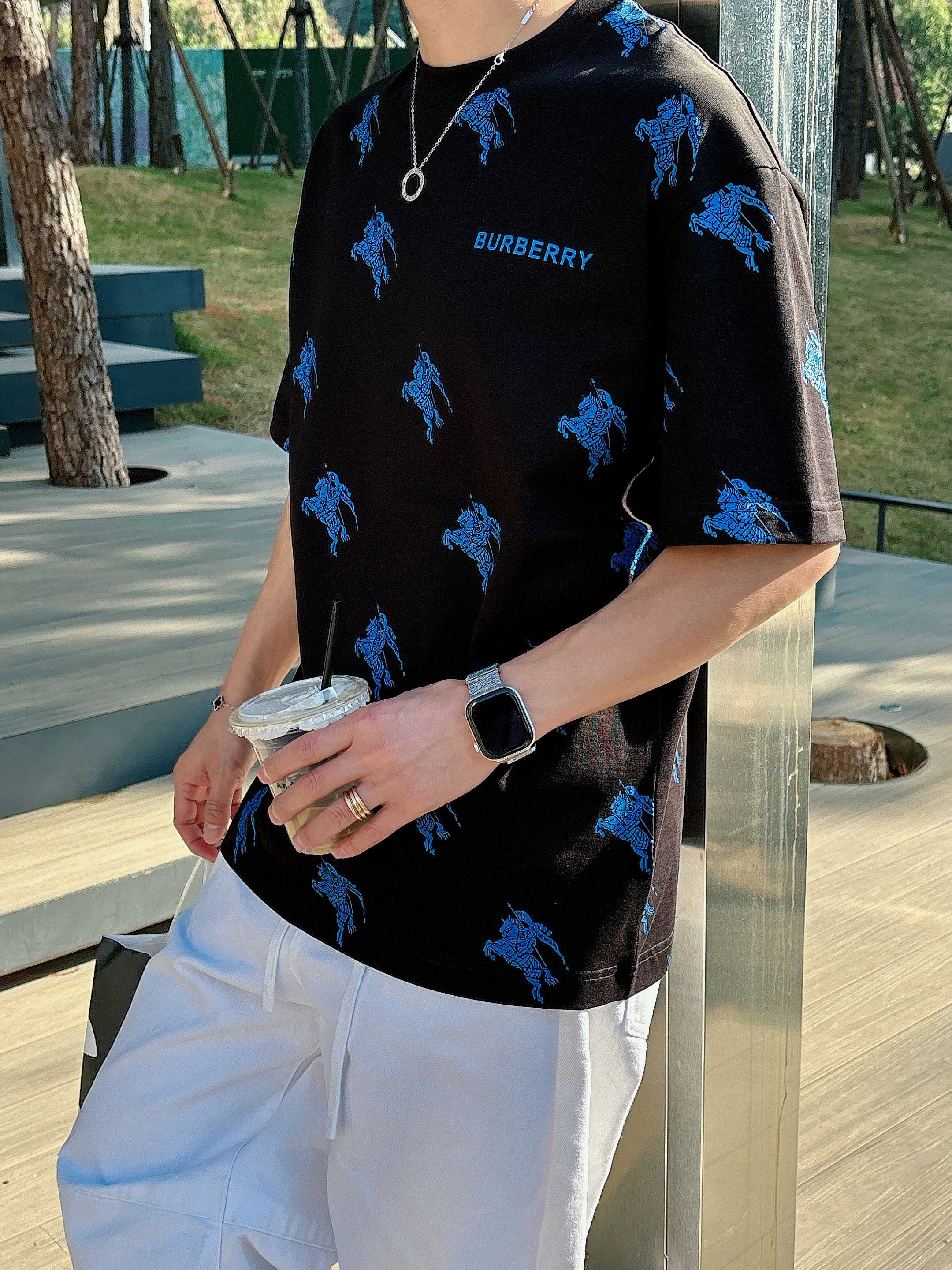 【 巴宝莉 2026春夏 · 高阶定制T恤】🔹 核心面料：秘鲁进口匹马棉 × 顶级丝光工艺🔹 核心体感：