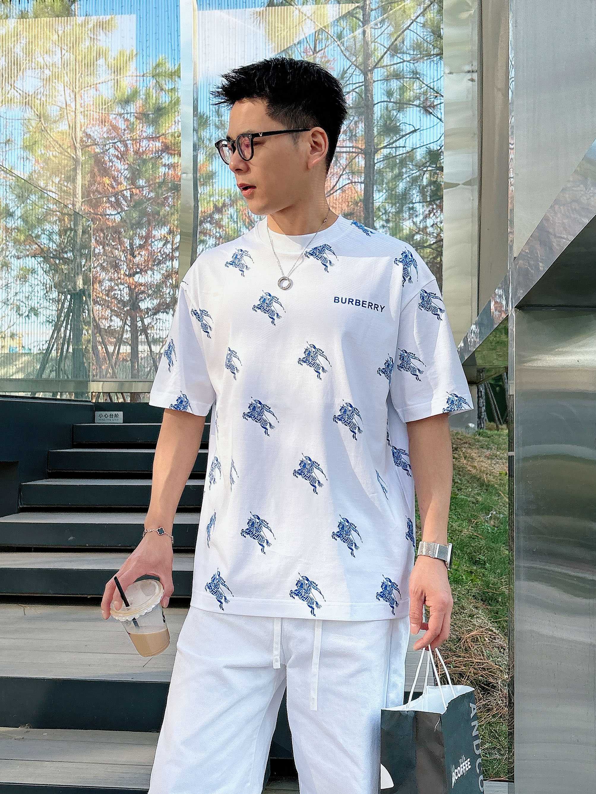 【 巴宝莉 2026春夏 · 高阶定制T恤】🔹 核心面料：秘鲁进口匹马棉 × 顶级丝光工艺🔹 核心体感：